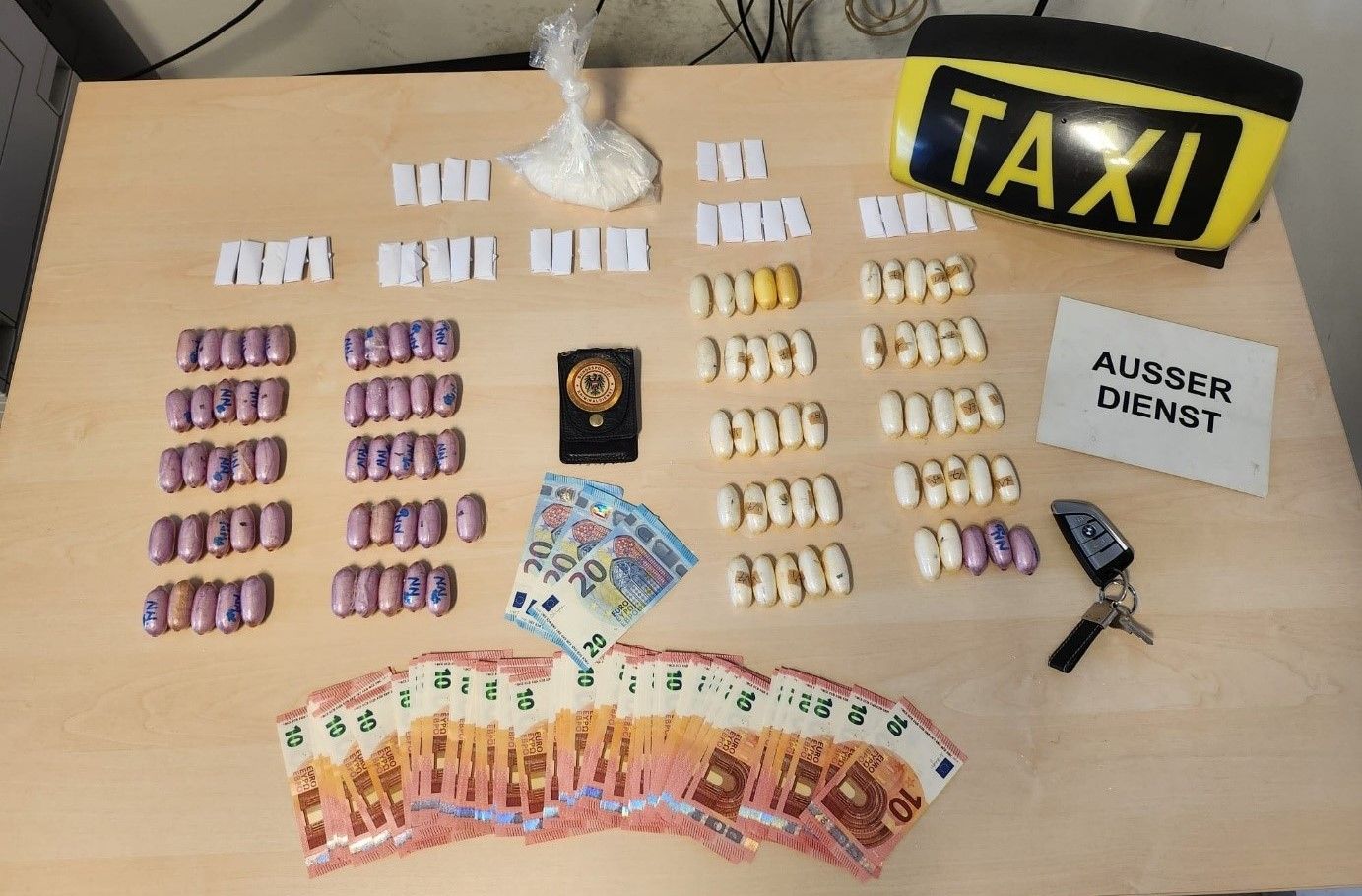 Bei einer Hausdurchsuchung wurde neben dem Suchtgift auch ein hoher Geldbetrag sichergestellt. 