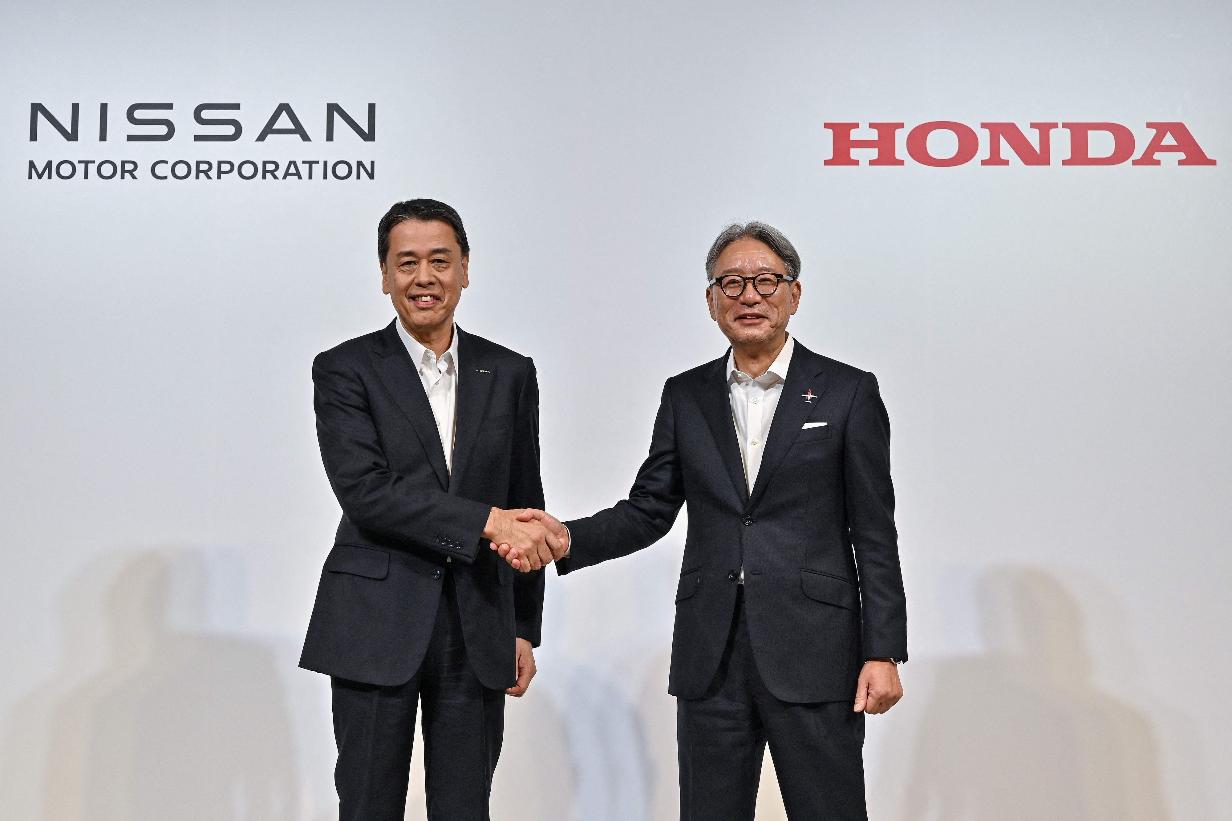 Makoto Uchida (L), Präsident und CEO von Nissan, mit Toshihiro Mibe (R), Präsident von Honda, am 1. August 2024 in Tokyo.