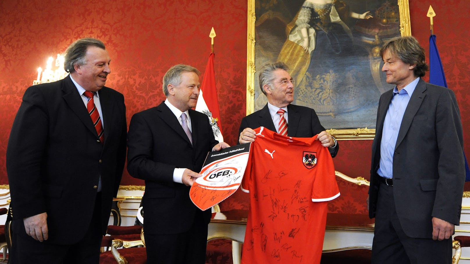 <strong>20. April 2009</strong>, v.l.n.r.: OEFB-Generaldirektor Alfred Ludwig, OEFB-Präsident Leo Windtner und Teamchef Dietmar Constantini treffen Bundespräsident Heinz Fischer (2.v.r.) in der Hofburg.