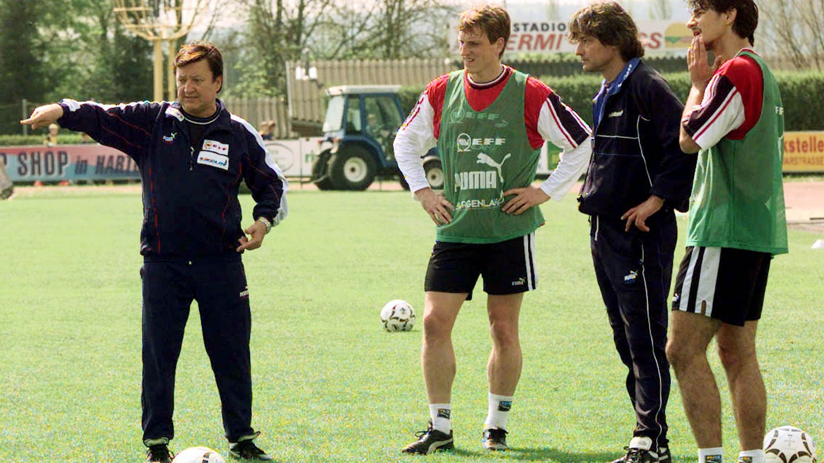 <strong>26. April 1999</strong>: Ivica Vastic, Co-Trainer Didi Constantini und Andreas Herzog, v.r.n.l, folgen den Anweisungen des neuen Teamchefs Otto Baric beim Teamtraining für das EM-Qualifikationsspiel gegen San Marino.