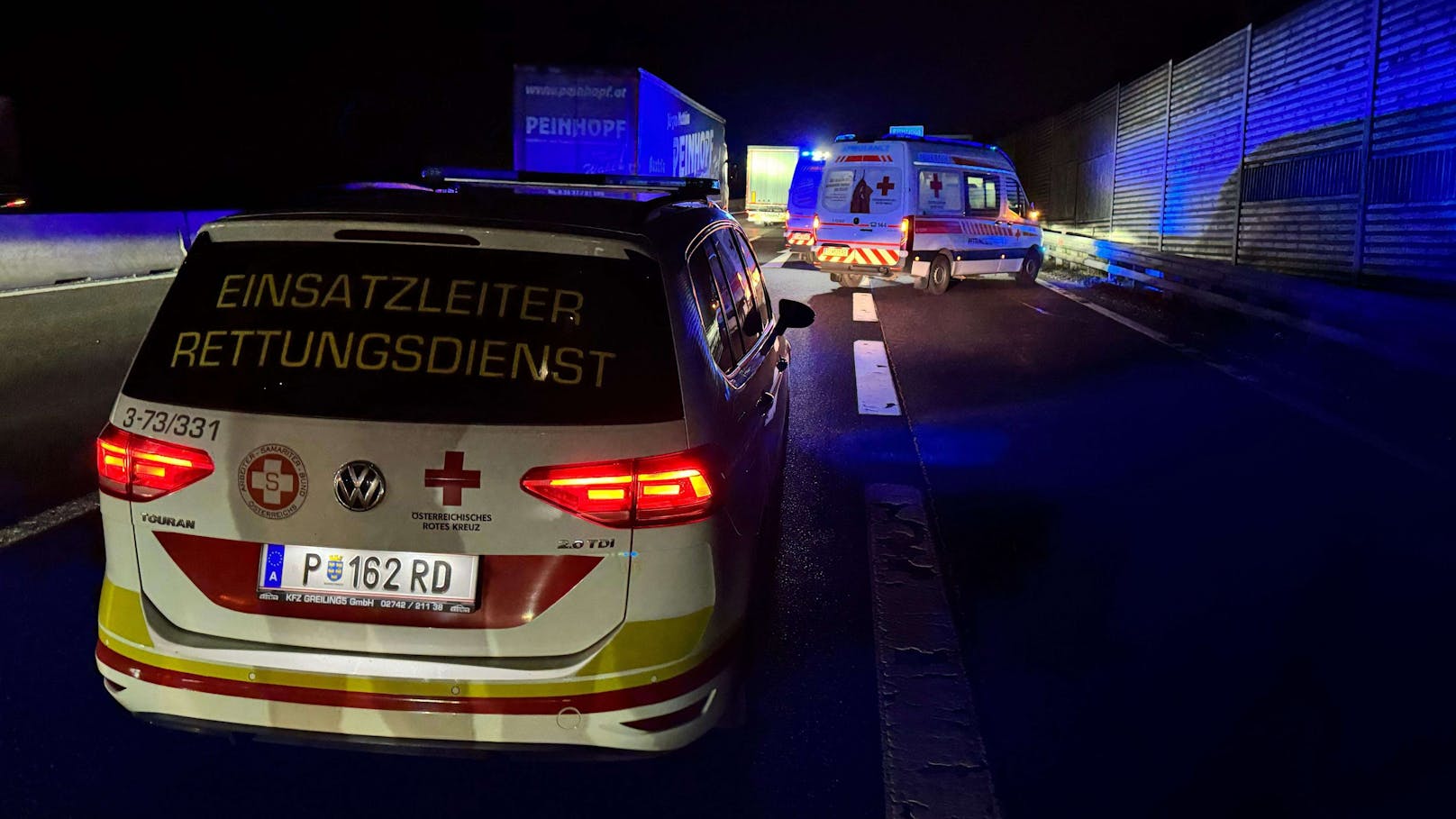 Feuerwehr, Rettungsdienst, Polizei und ASFINAG eilten umgehend zur Unfallstelle, die sich kurz vor St. Pölten befand.