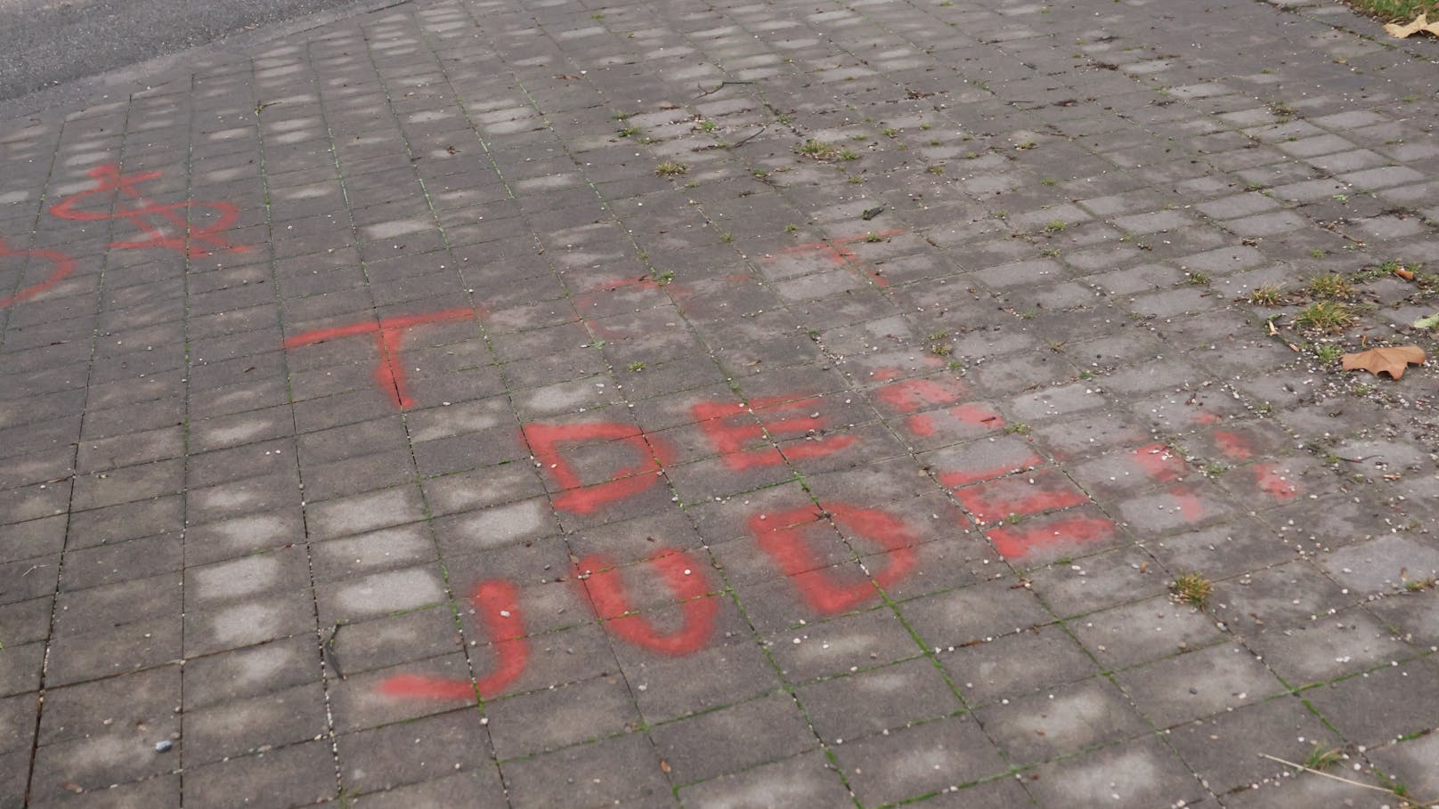 Der Boden wurde vollgesprayed mit "Tot den Juden"...