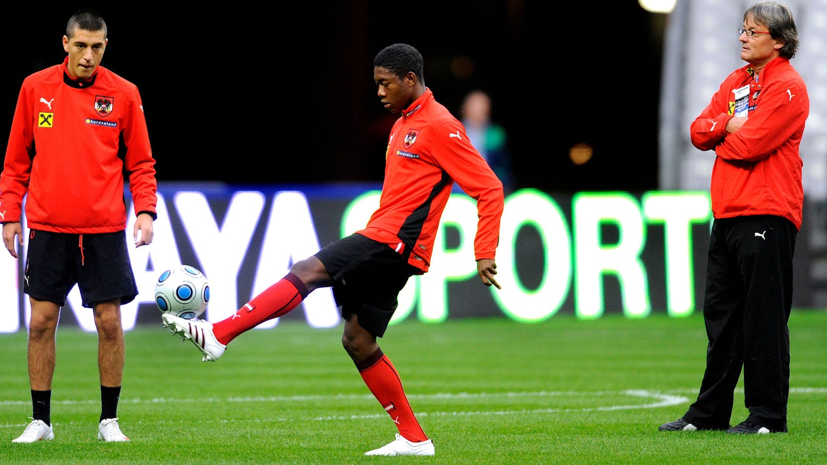 <strong>13. Oktober 2009</strong>, v.l.n.r.: Yasin Pehlivan, David Alaba und Teamchef Constantini während des Abschluss-Trainings der Nationalmannschaft im Stade de France in Paris.