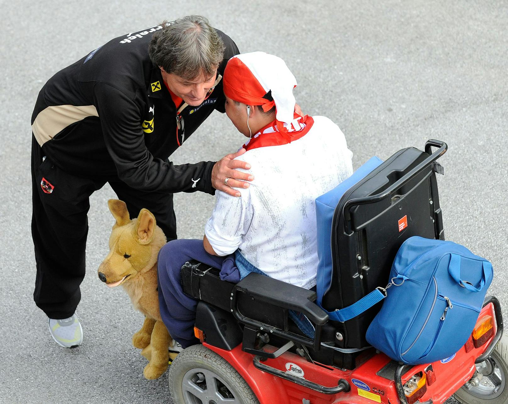 <strong>6. Oktober 2009</strong>: Constantini mit Fan-Besuch während des Trainings der Nationalmannschaft in Seefeld.