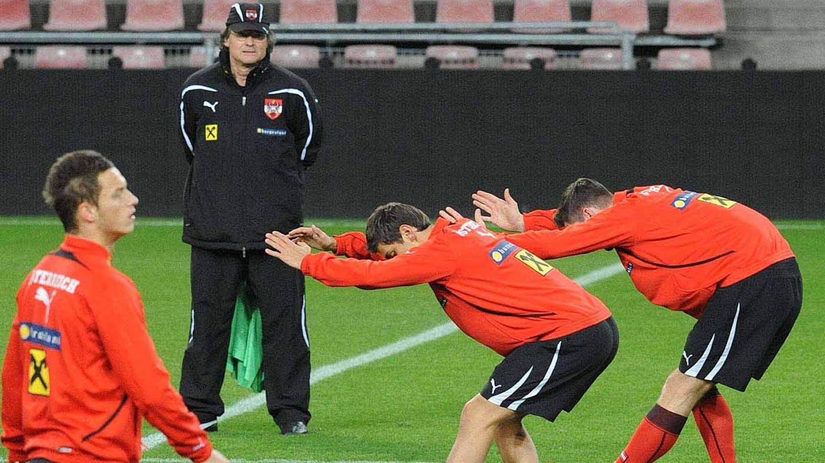 <strong>8. Februar 2011:</strong> Teamchef Didi Constantini während des Abschlusstrainings der Nationalmannschaft im Philips-Stadion in Eindhoven.