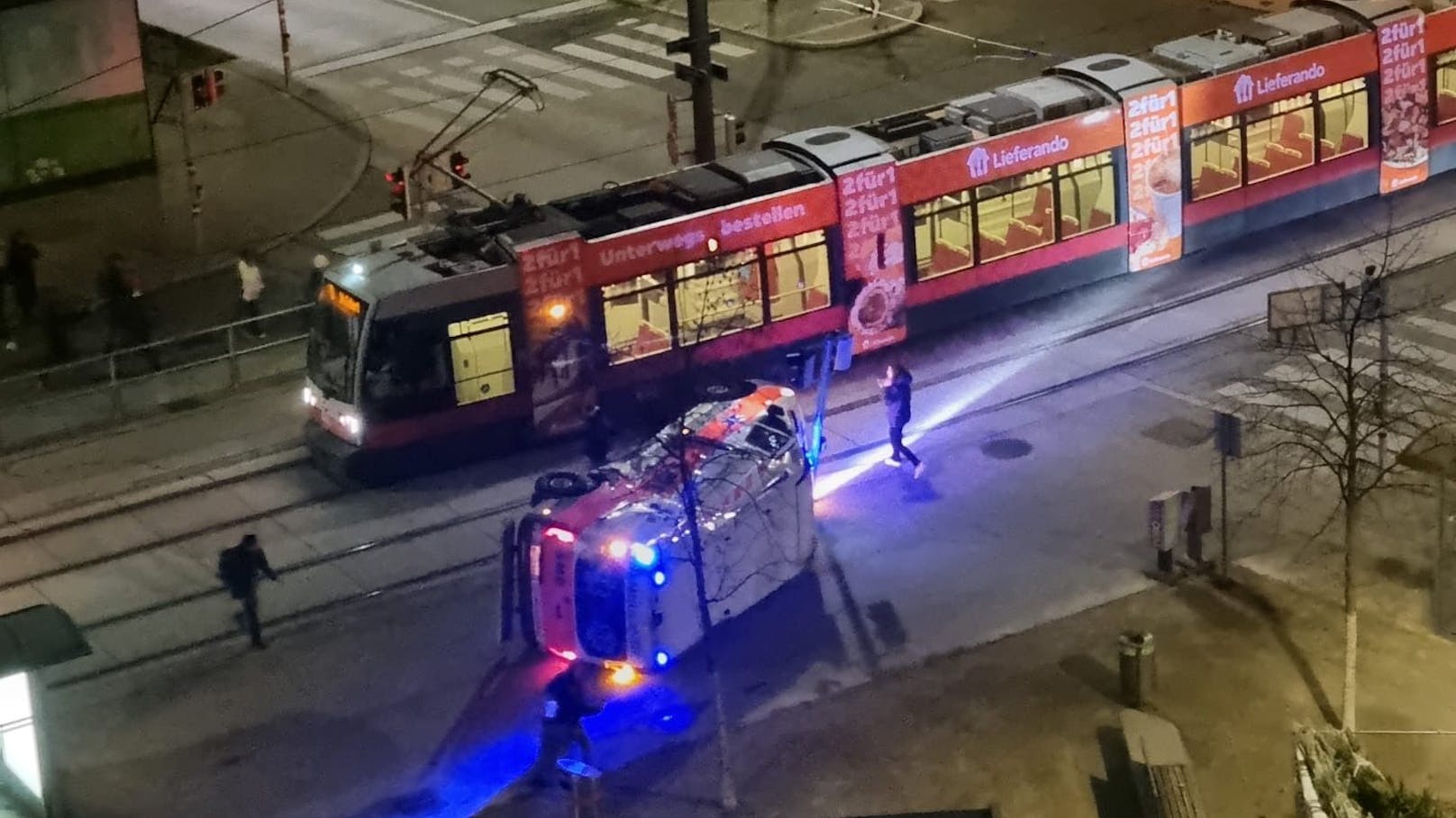 Beim Unfall kippte der Rettungswagen um.