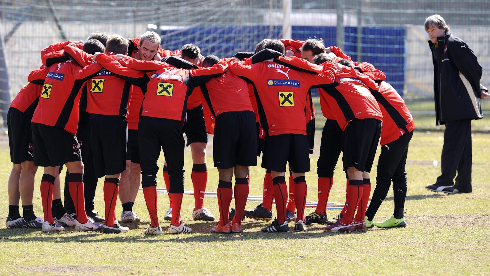 <strong>25. März 2009:</strong> Teamchef Didi Constantini während des Trainings der österreichischen Fußball-Nationalmannschaft in Velden.