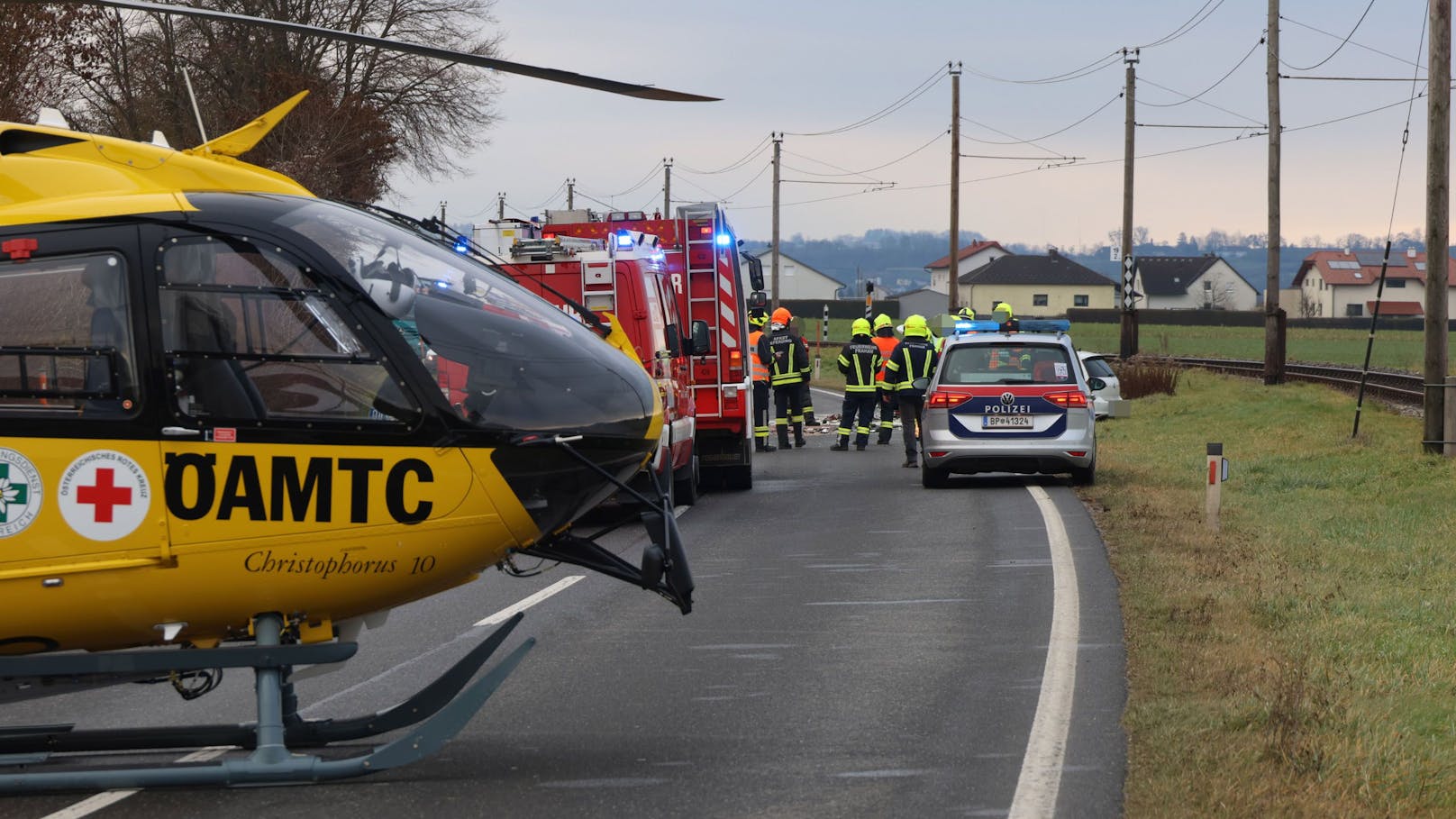 Der Pkw einer 53-Jährigen krachte frontal in das Fahrzeug einer 39-Jährigen aus dem Bezirk Linz-Land.