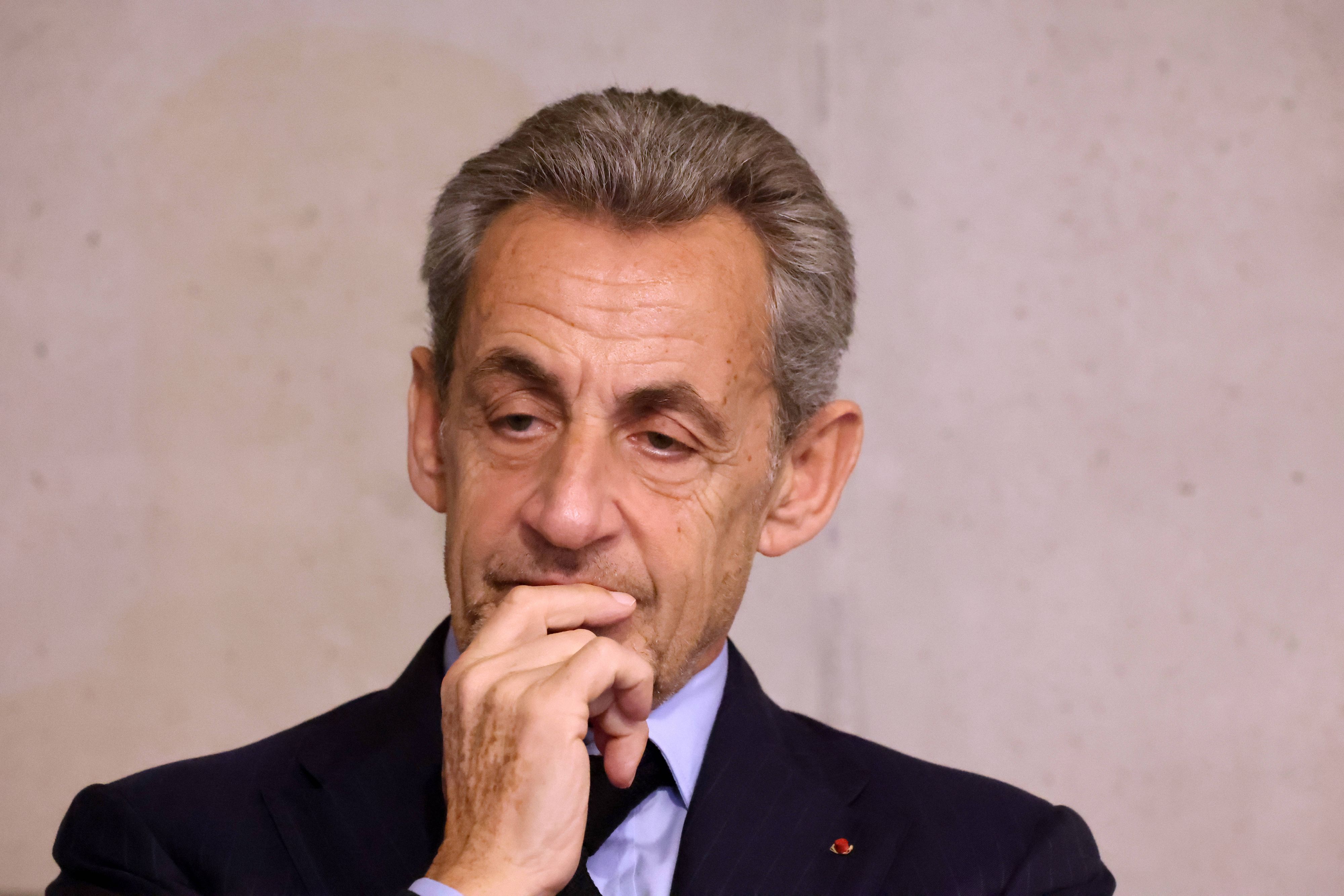 Nicolas Sarkozy muss ein Jahr lang eine elektronische Fußfessel tragen.