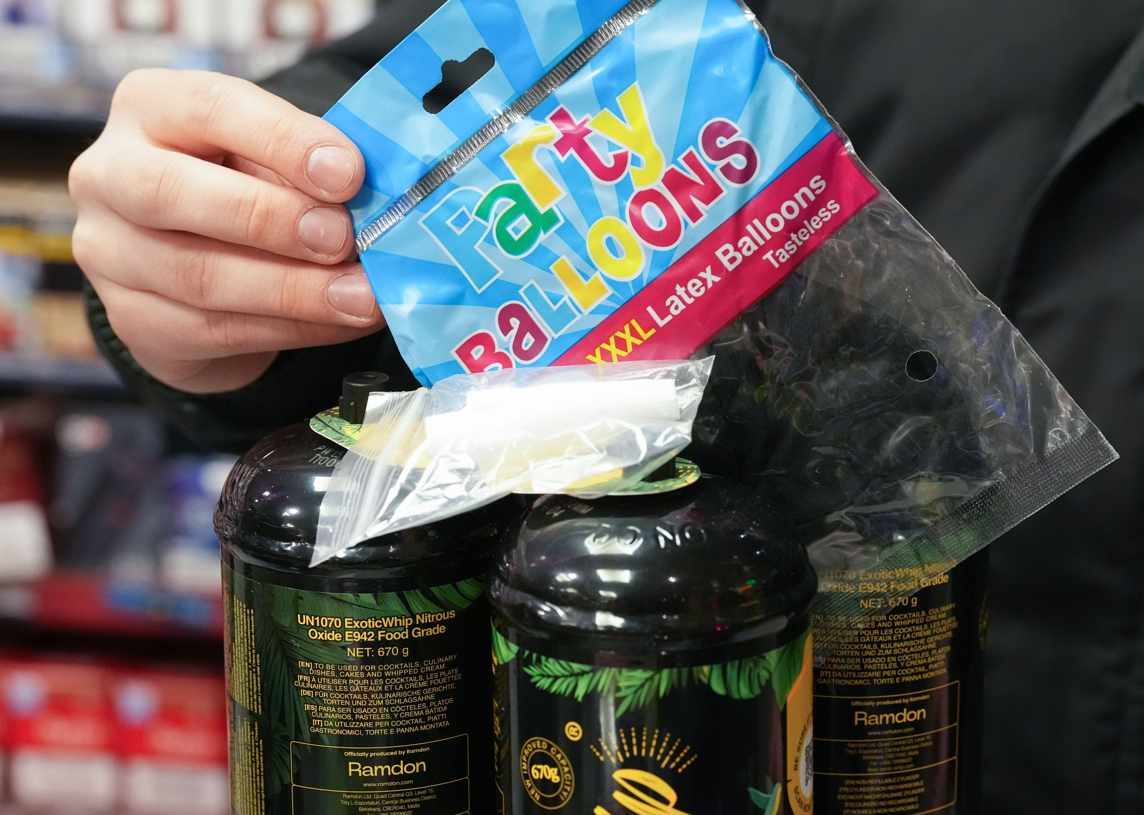 Lachgas wird gerne von Jugendlichen beim Feiern konsumiert, was schwere gesundheitliche Folgen nach sich ziehen kann. (Symbolbild)