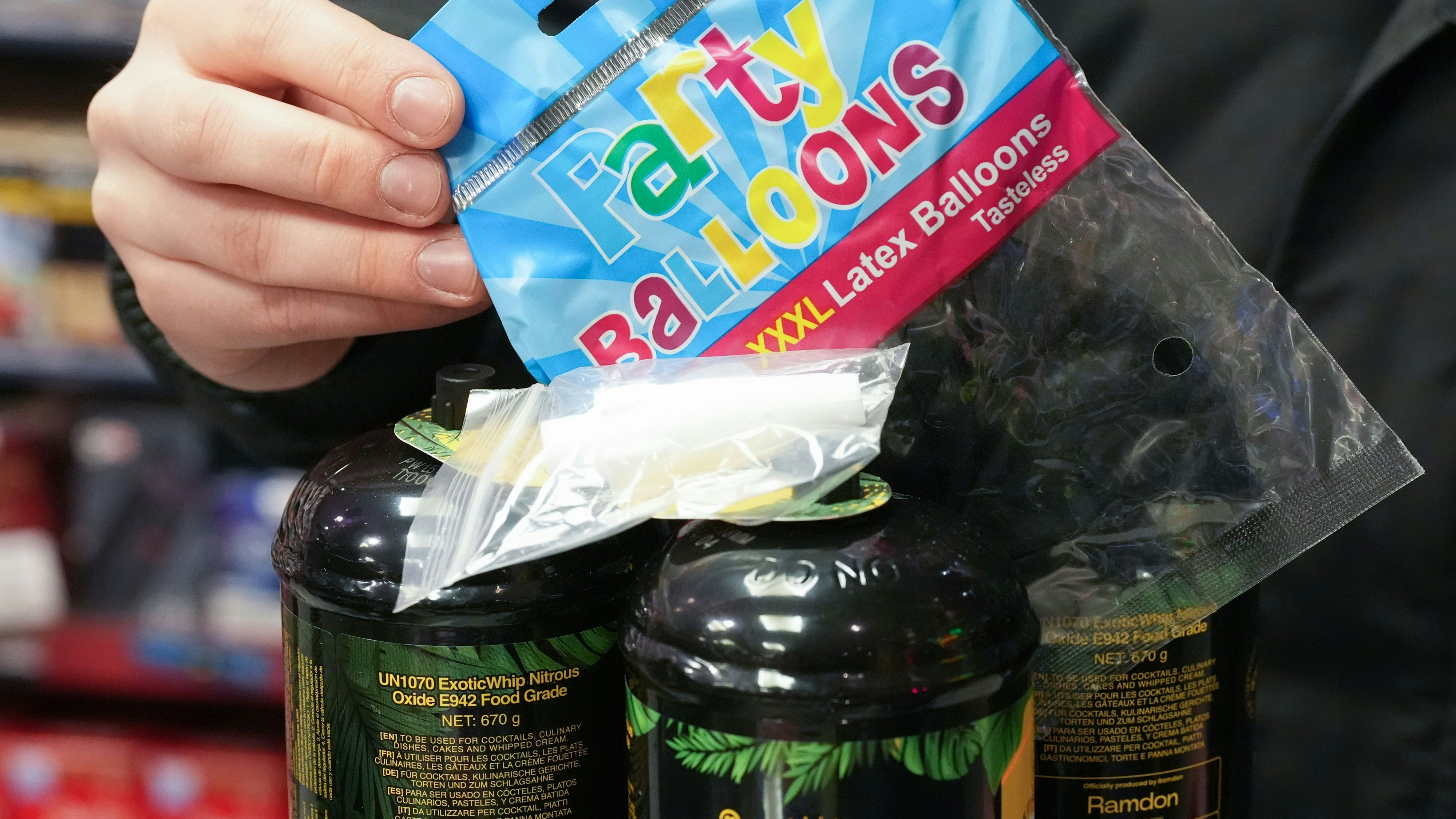 Lachgas wird gerne von Jugendlichen beim Feiern konsumiert, was schwere gesundheitliche Folgen nach sich ziehen kann. (Symbolbild)