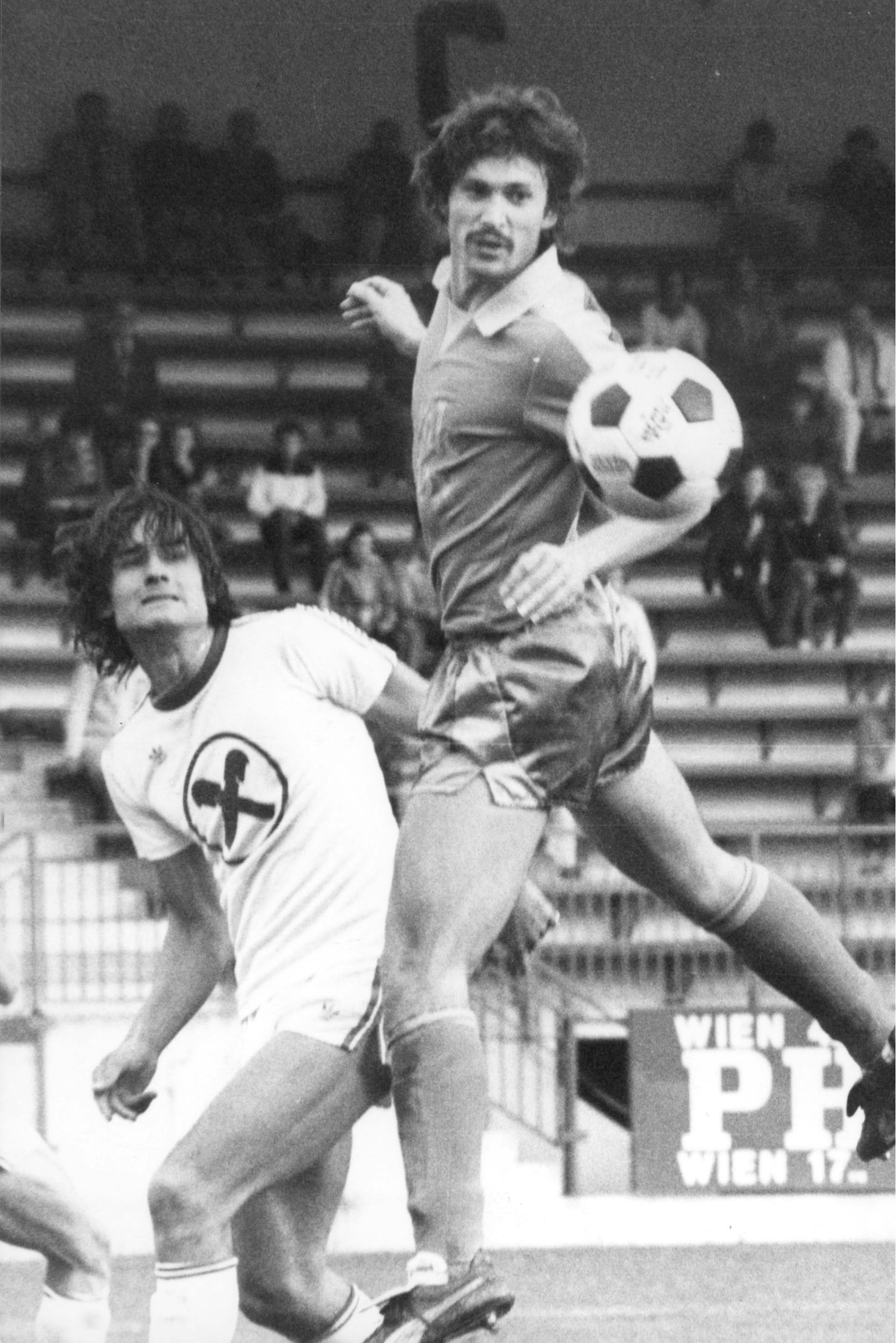 <strong>Um 1980:</strong> Didi Constantini (l.) im Duell mit Alfred Roscher beim Match Vienna–Innsbruck.