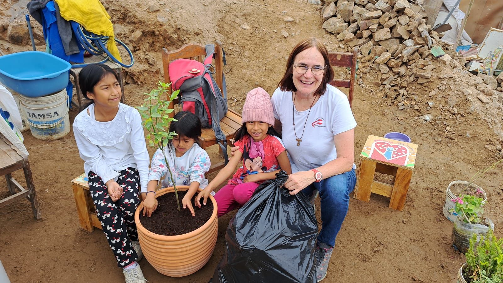 Karina Beneder mit Kindern in Peru