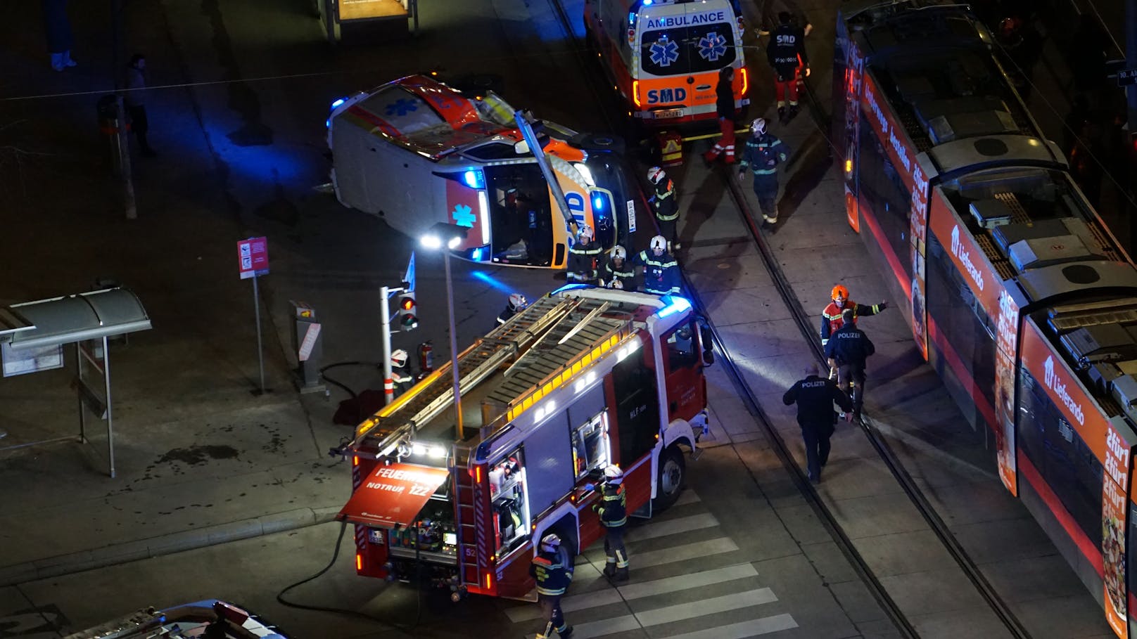 Drei Verletzte! Bim rammt Rettung am Weg zum Einsatz