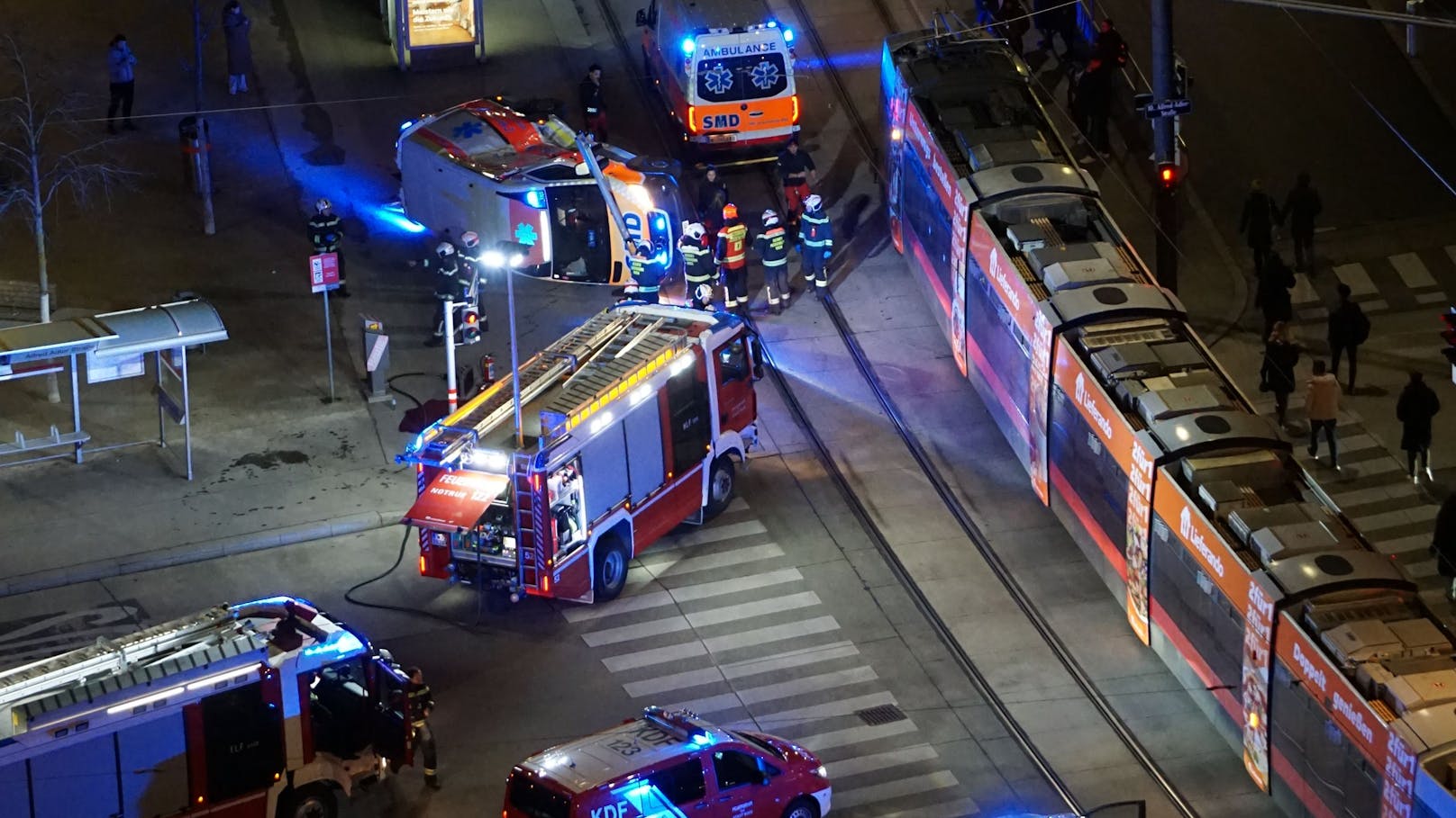 Laut Berufsfeuerwehr Wien wurden 2 oder 3 Personen verletzt.