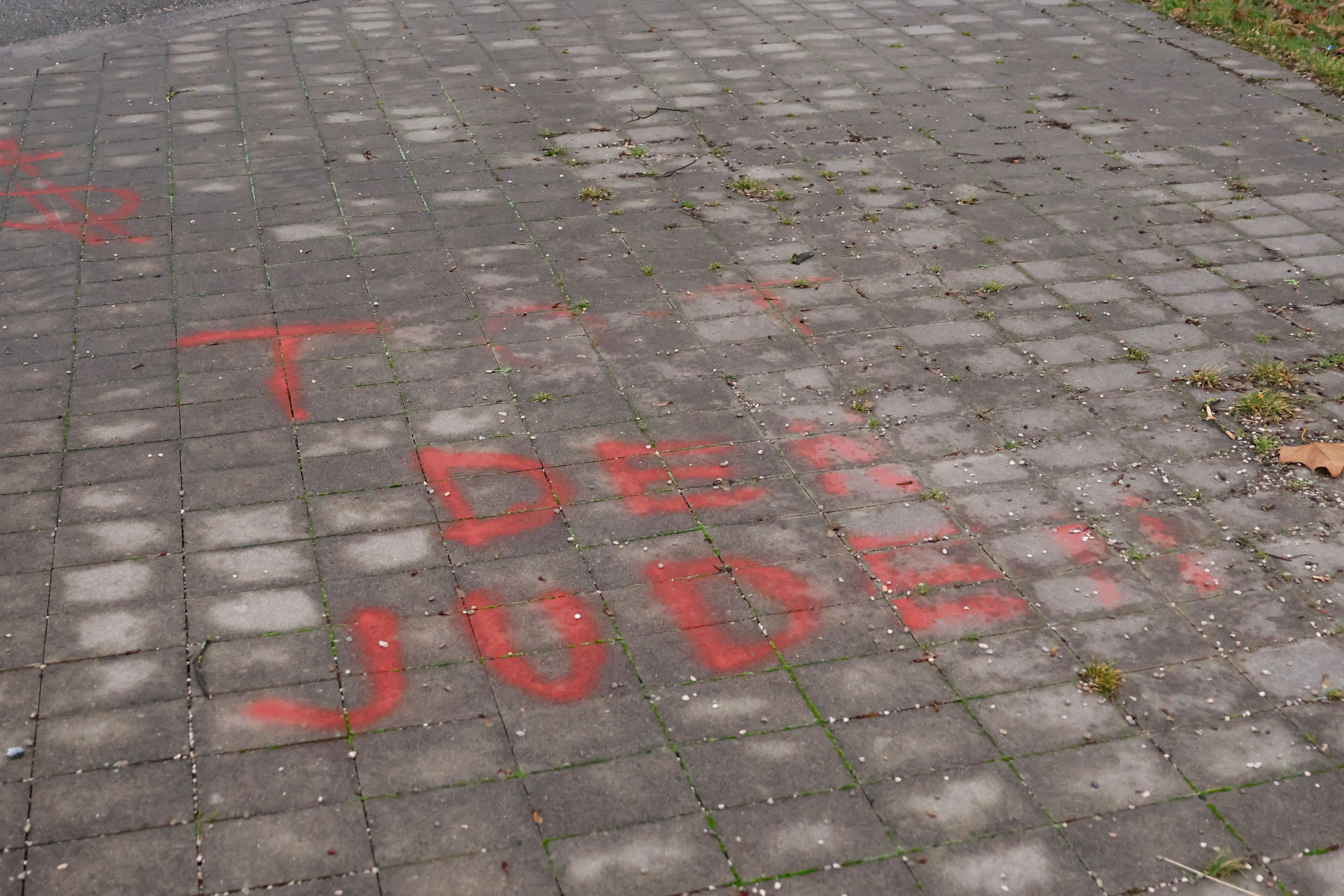In einem Park in Wels-Neustadt wurden antisemitische Slogans auf den Boden gesprayed.