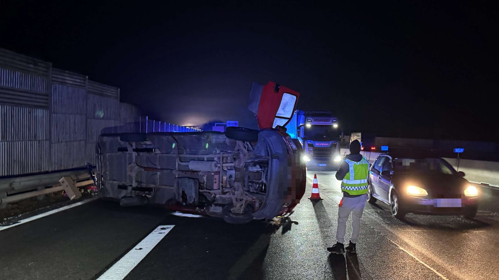 Am Mittwoch wurde ein Großaufgebot an Rettungskräften auf die Autobahn A1 alarmiert, nachdem aus bisher ungeklärten Gründen ein vollbesetzter Kleinbus in Fahrtrichtung Wien umkippte und auf der Seite liegen blieb.