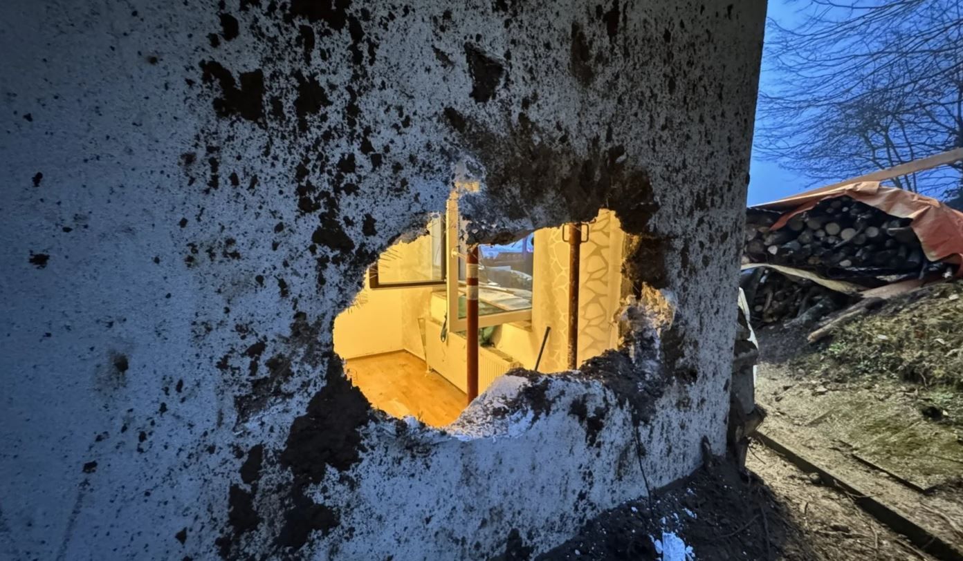 Der Wurzelstock zertrümmerte die Hausmauer.