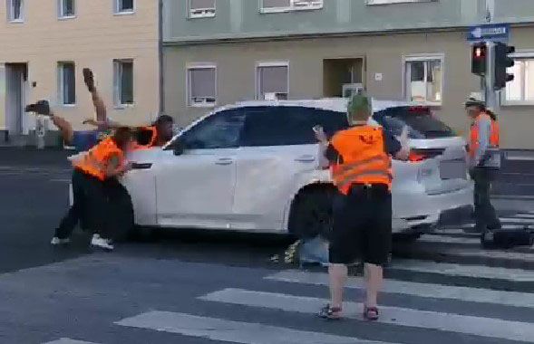 Im Video der Aktivisten ist zu sehen, wie der Lenker einfach durch die Menschenkette fährt.