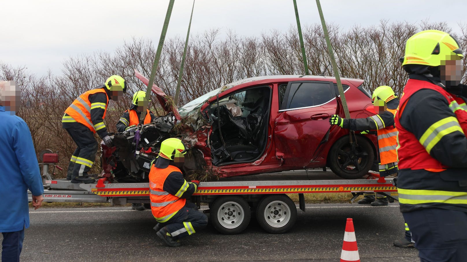 Während die 39-Jährige noch selbst aus ihrem Auto steigen konnte, musste die 53-Jährige in ihrem Wrack geborgen werden.