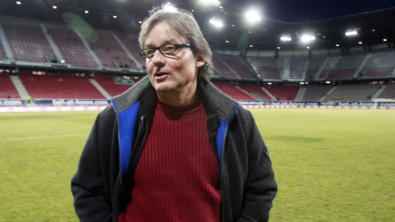 <strong>18. März 2009:</strong> Didi Constantini besichtigt vor Matchbeginn den Rasen im Klagenfurter Stadion.