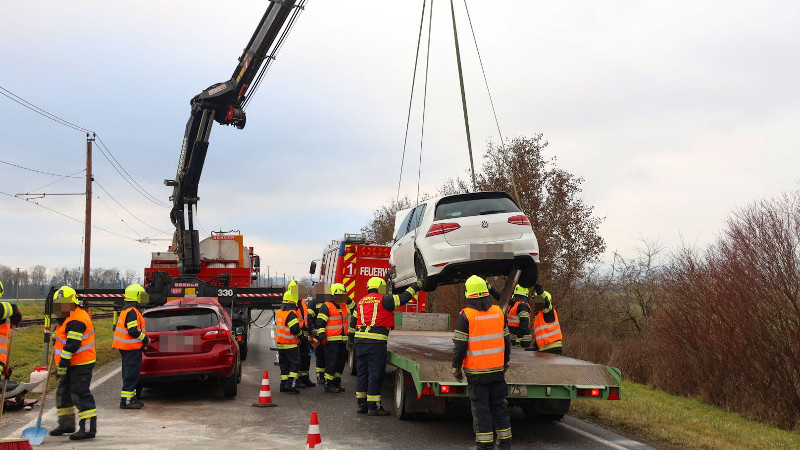 Beide Autos wurden durch die Luft geschleudert, landeten in den Straßengräben.