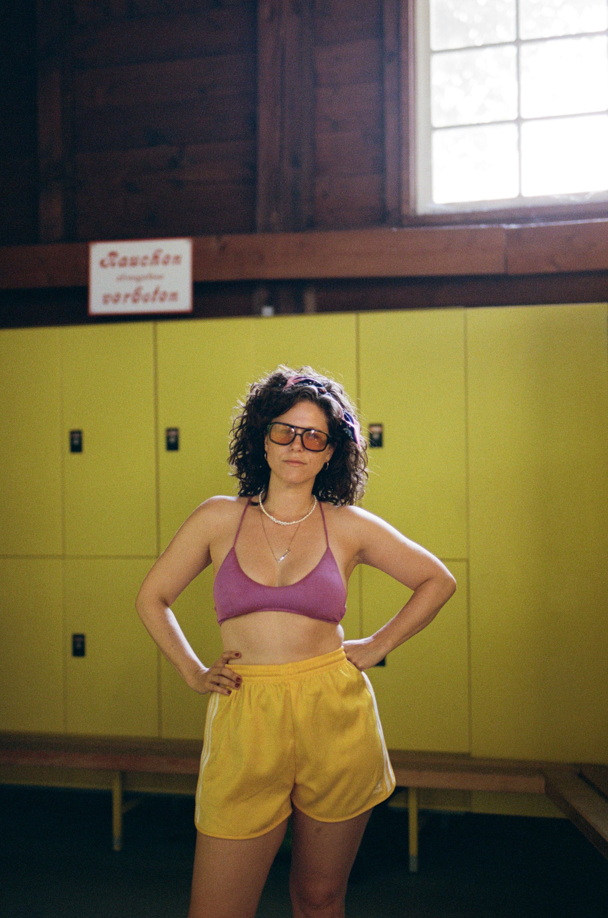 Comedienne Sarah Scharl nimmt die Männer auf Dating-Apps ins Visier.