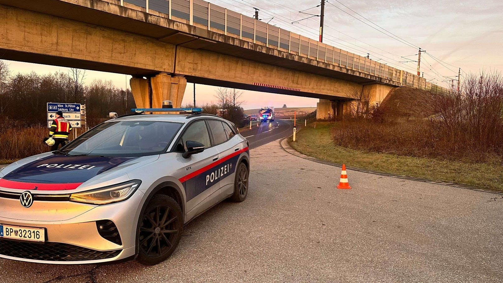 In den frühen Morgenstunden kam es in der Nähe von Haag zu einem schwerwiegenden Vorfall, bei dem eine Gashochdruckleitung gerissen ist.