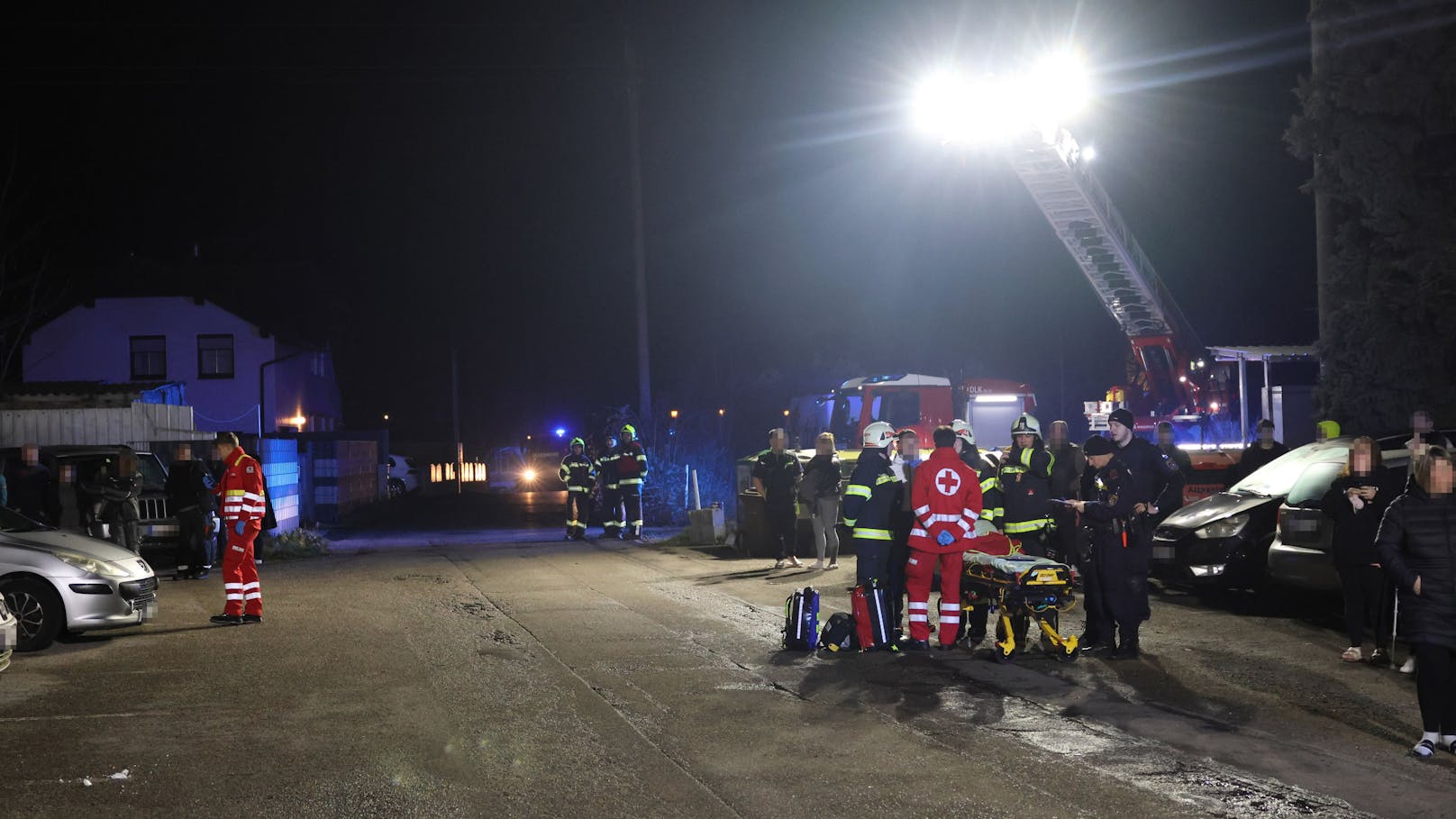 Ein Küchenbrand in einem Mehrparteienwohngebäude in Marchtrenk (Bezirk Wels-Land) hat am späten Mittwochabend für einen Einsatz zweier Feuerwehren gesorgt.