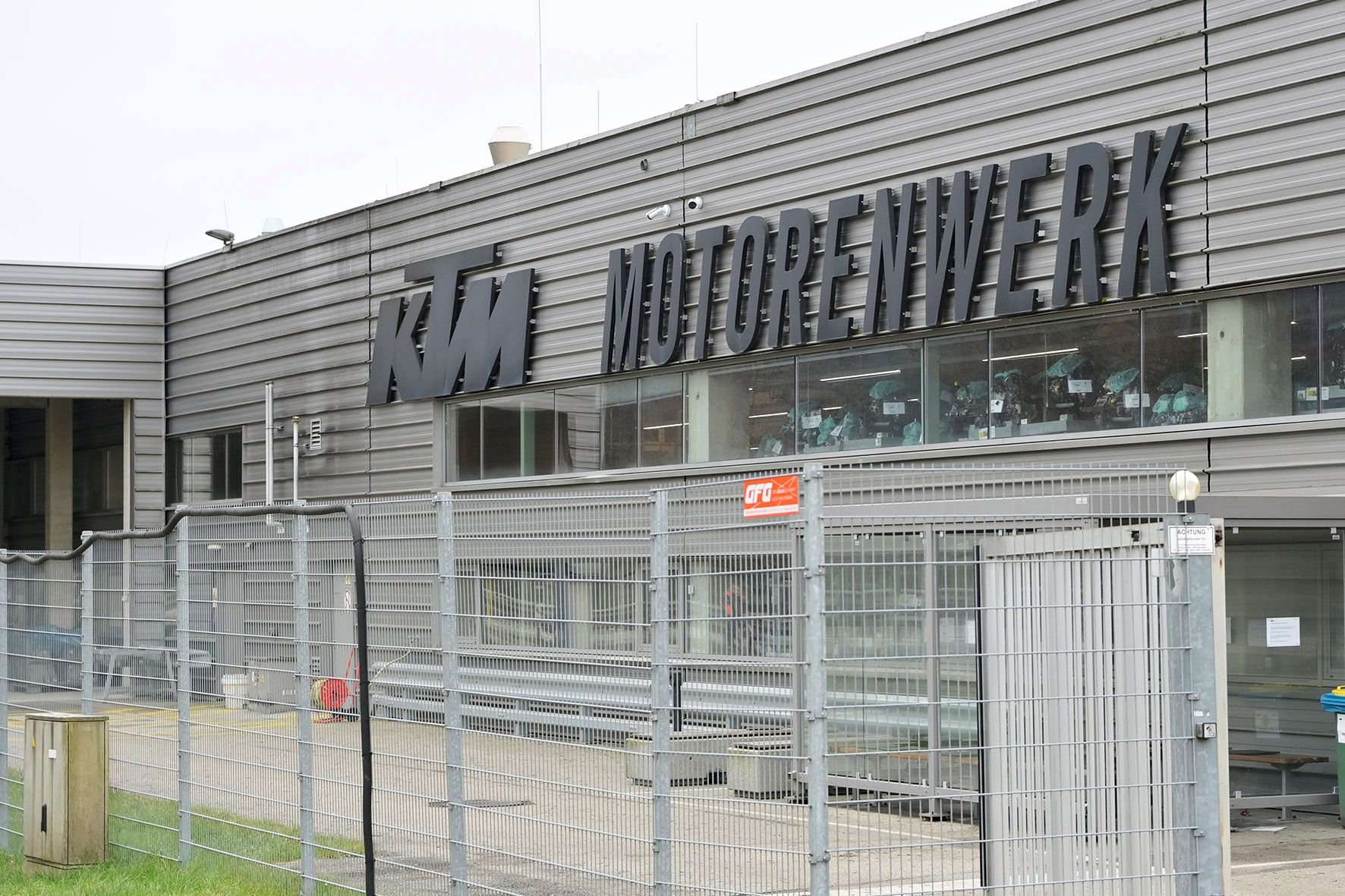 Schwere Zeiten für unzählige KTM-Mitarbeiter. Im Bild: Motorenwerk in Munderfing (Bez. Braunau)