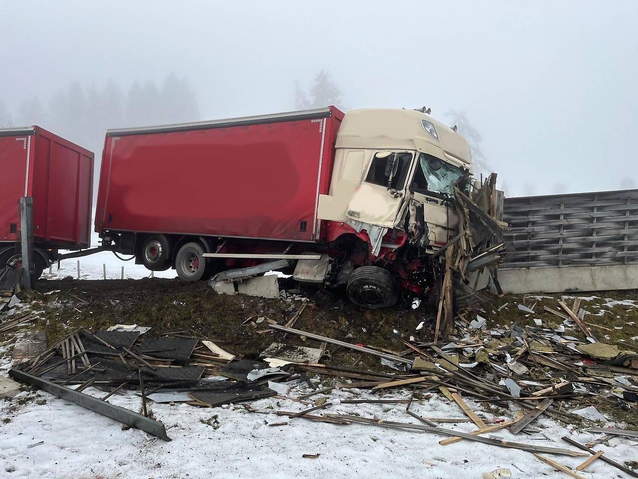 Die B311 musste in den Vormittagsstunden gesperrt werden.