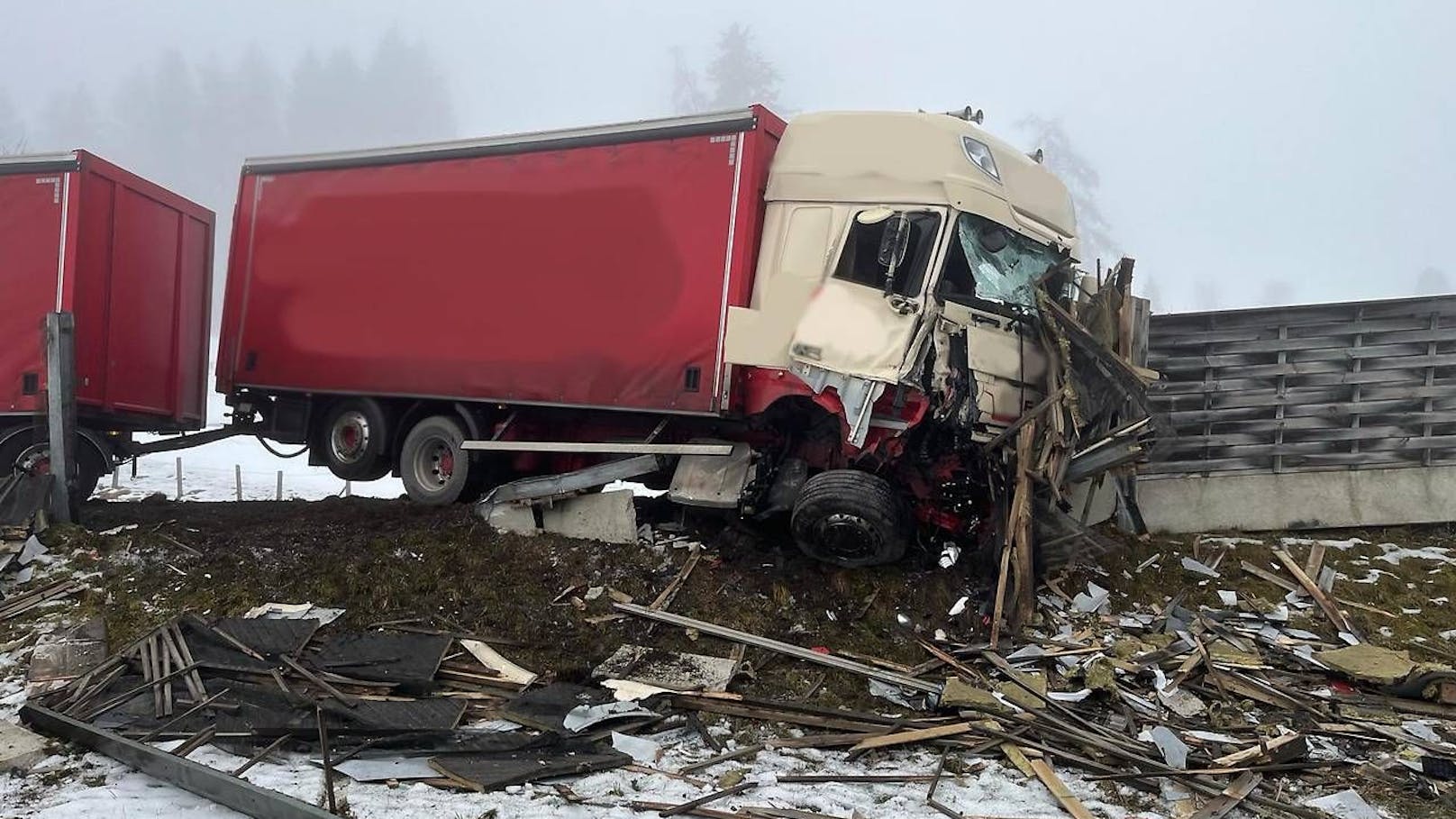 Lkw-Crash forderte Totalsperre und Schwerverletzte