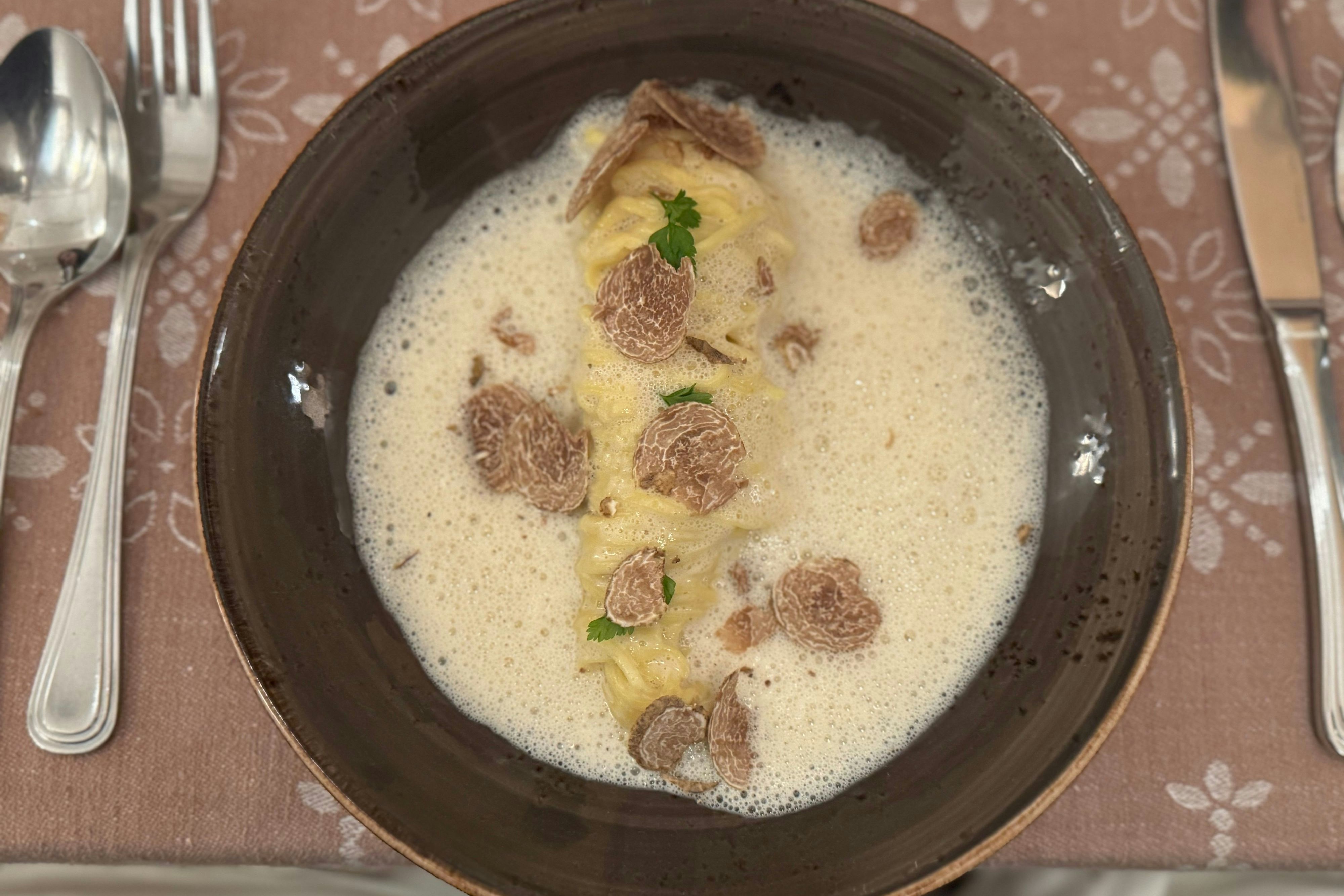 Hausgemachte Tagliatelle mit am Tisch frisch gehobeltem Trüffel