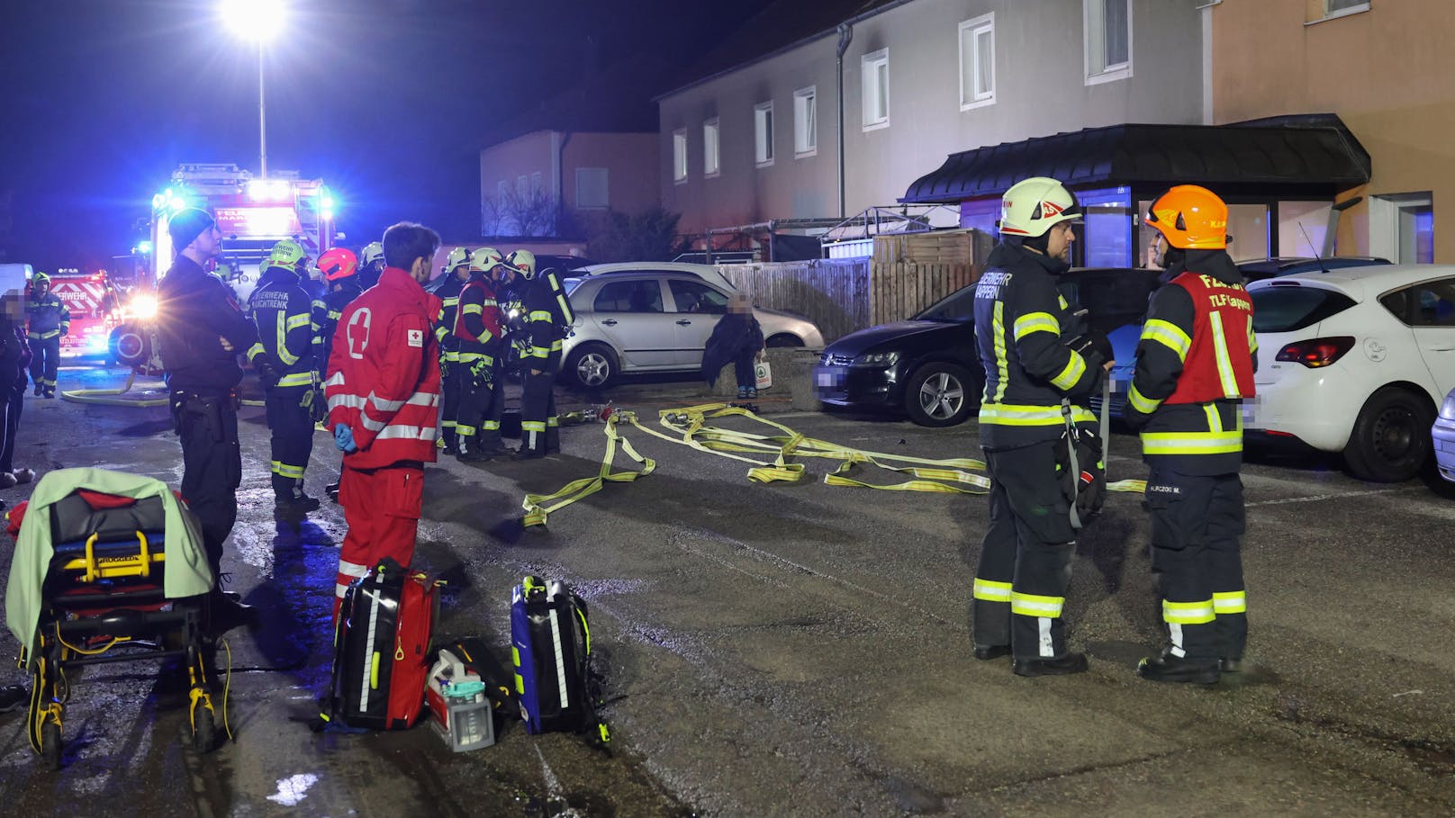 Ein Küchenbrand in einem Mehrparteienwohngebäude in Marchtrenk (Bezirk Wels-Land) hat am späten Mittwochabend für einen Einsatz zweier Feuerwehren gesorgt.