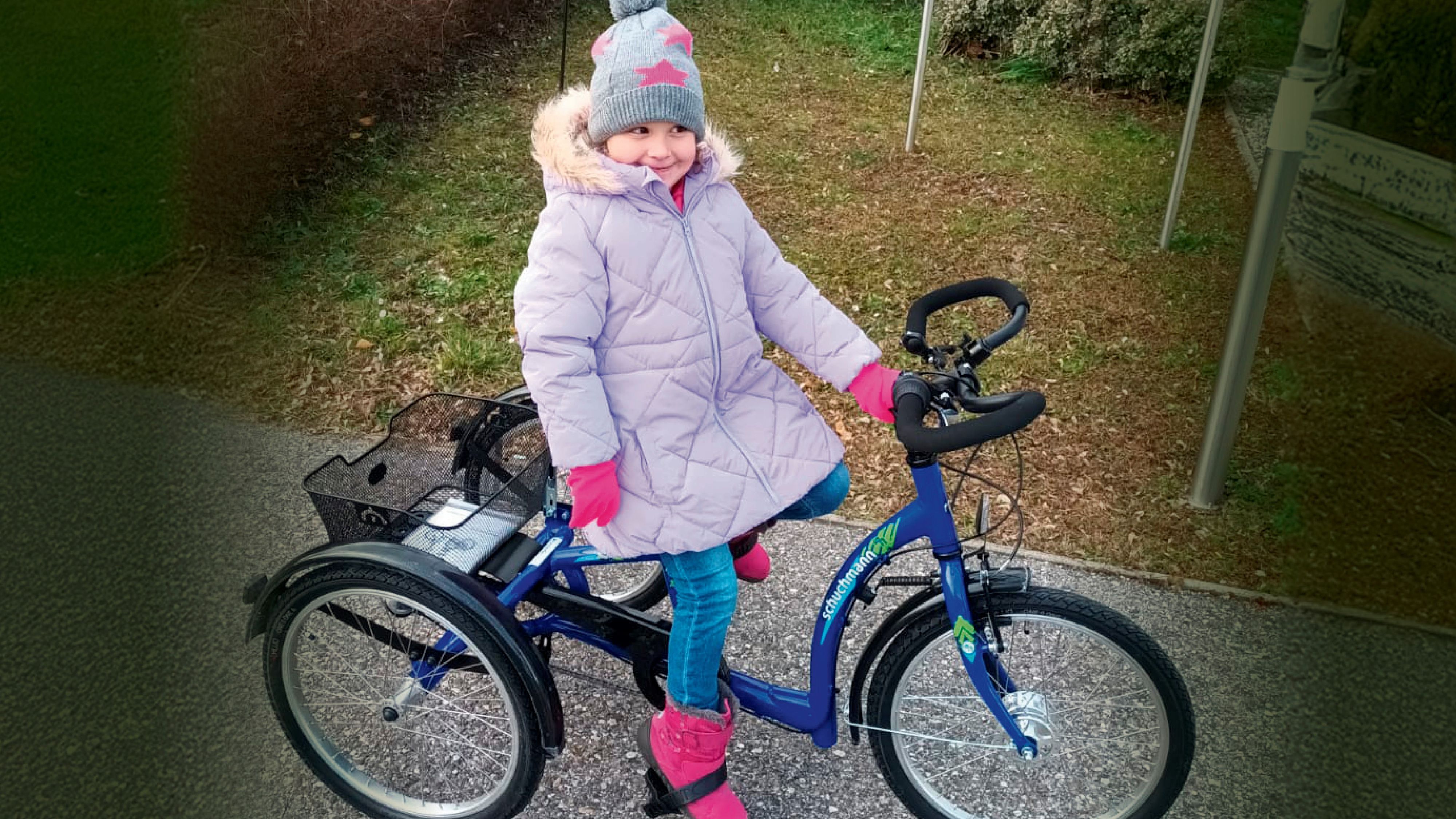 Lara (4) ist jetzt überglücklich – dieses Therapierad wünschte sie sich vom Christkind.