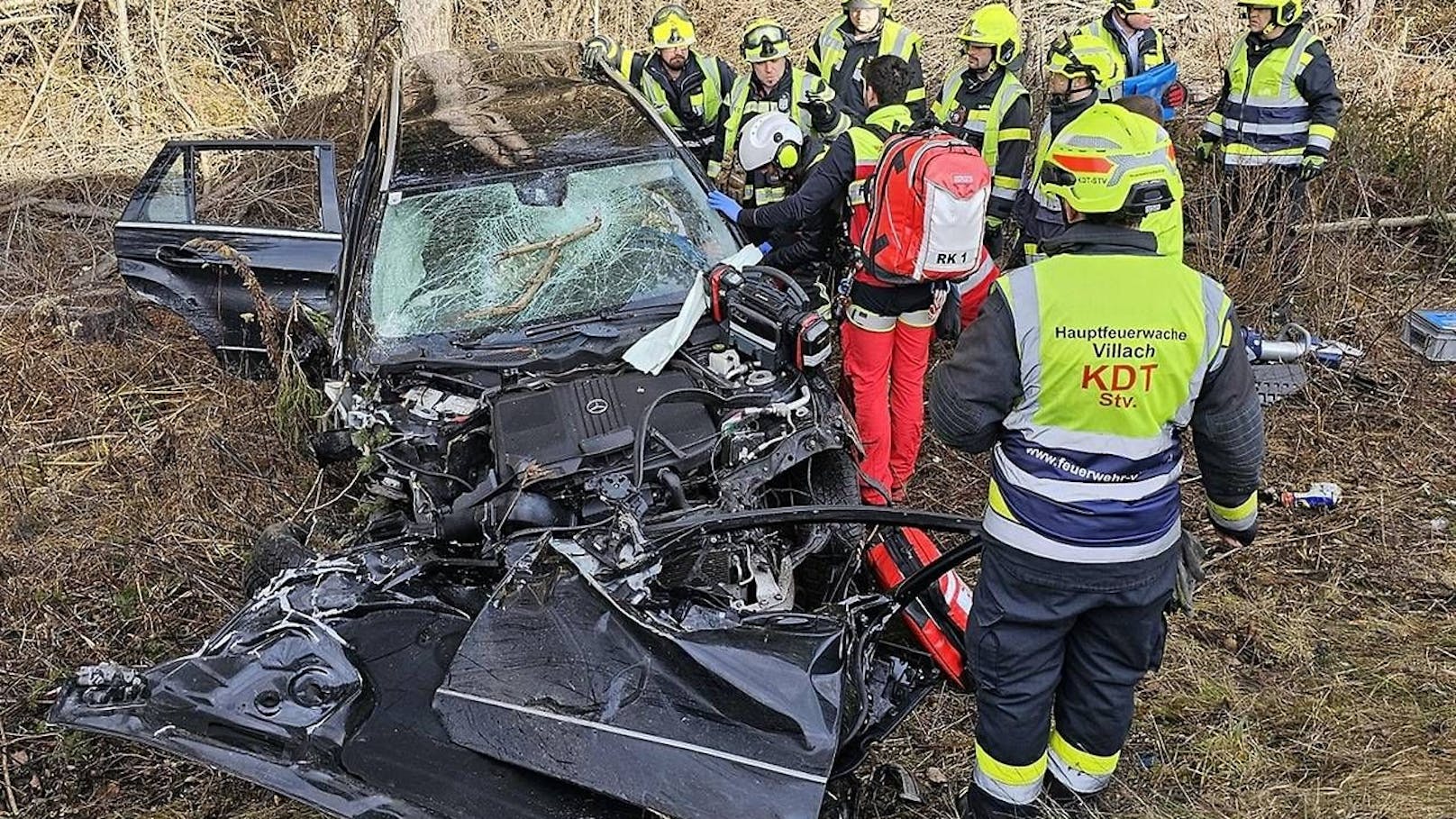 Der 51-Jährige prallte mit seinem Fahrzeug gegen mehrere Bäume. 