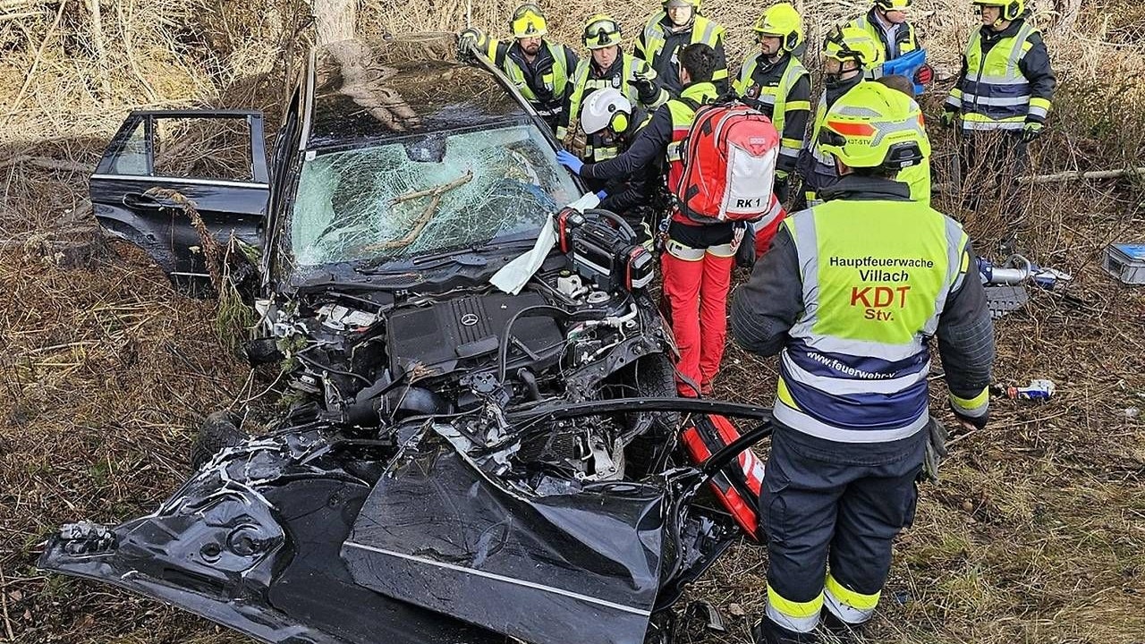 Der 51-Jährige prallte mit seinem Fahrzeug gegen mehrere Bäume. 