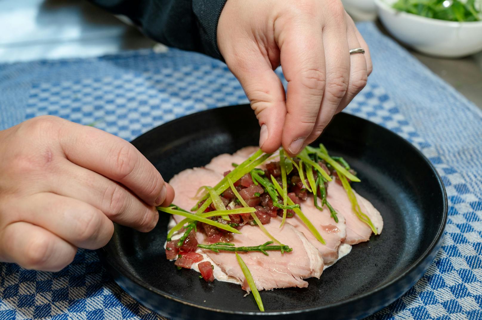 "Wir möchten ein Gasthaus schaffen, in dem Menschen gut essen können, ohne dabei tief in die Tasche greifen zu müssen", erklärt das Gründerteam — eine Kombination, die in der Region Anklang findet. (im Bild: Vitello Tonnato)