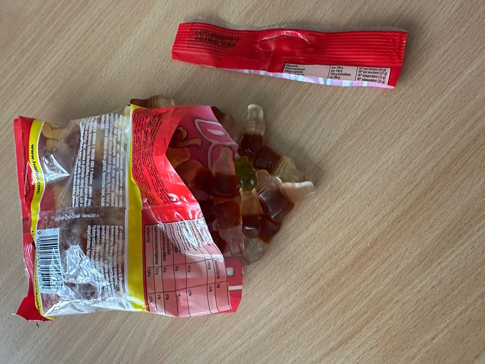 Ärger: Fruchtgummi bei Cola-Flascherl-Packung dabei
