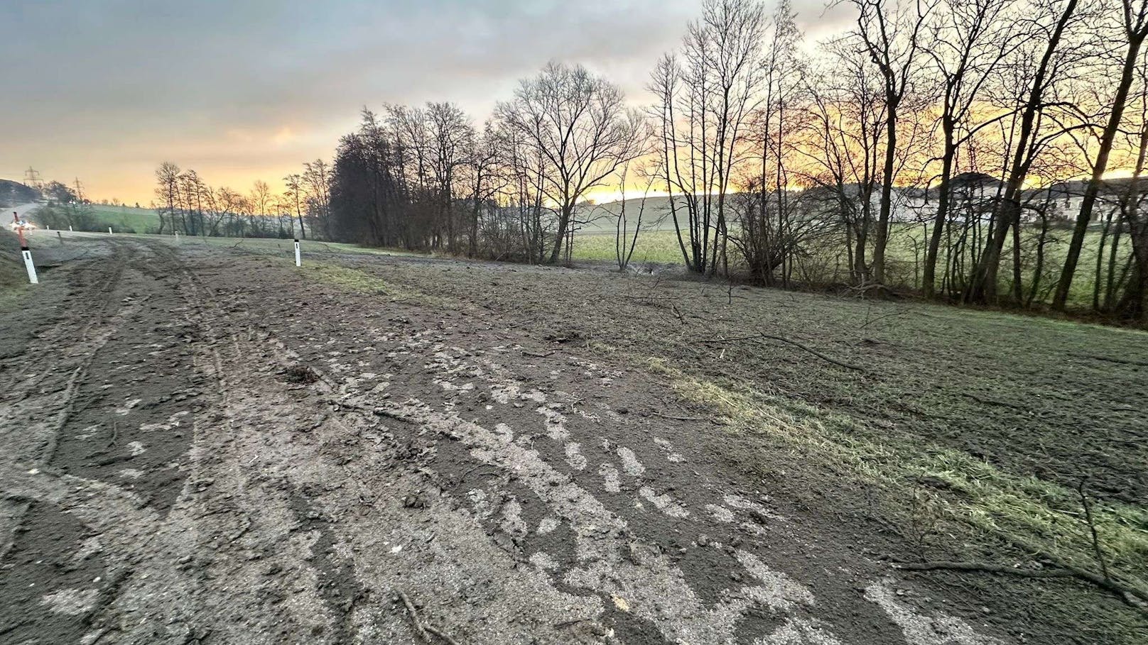 In den frühen Morgenstunden kam es in der Nähe von Haag zu einem schwerwiegenden Vorfall, bei dem eine Gashochdruckleitung gerissen ist.