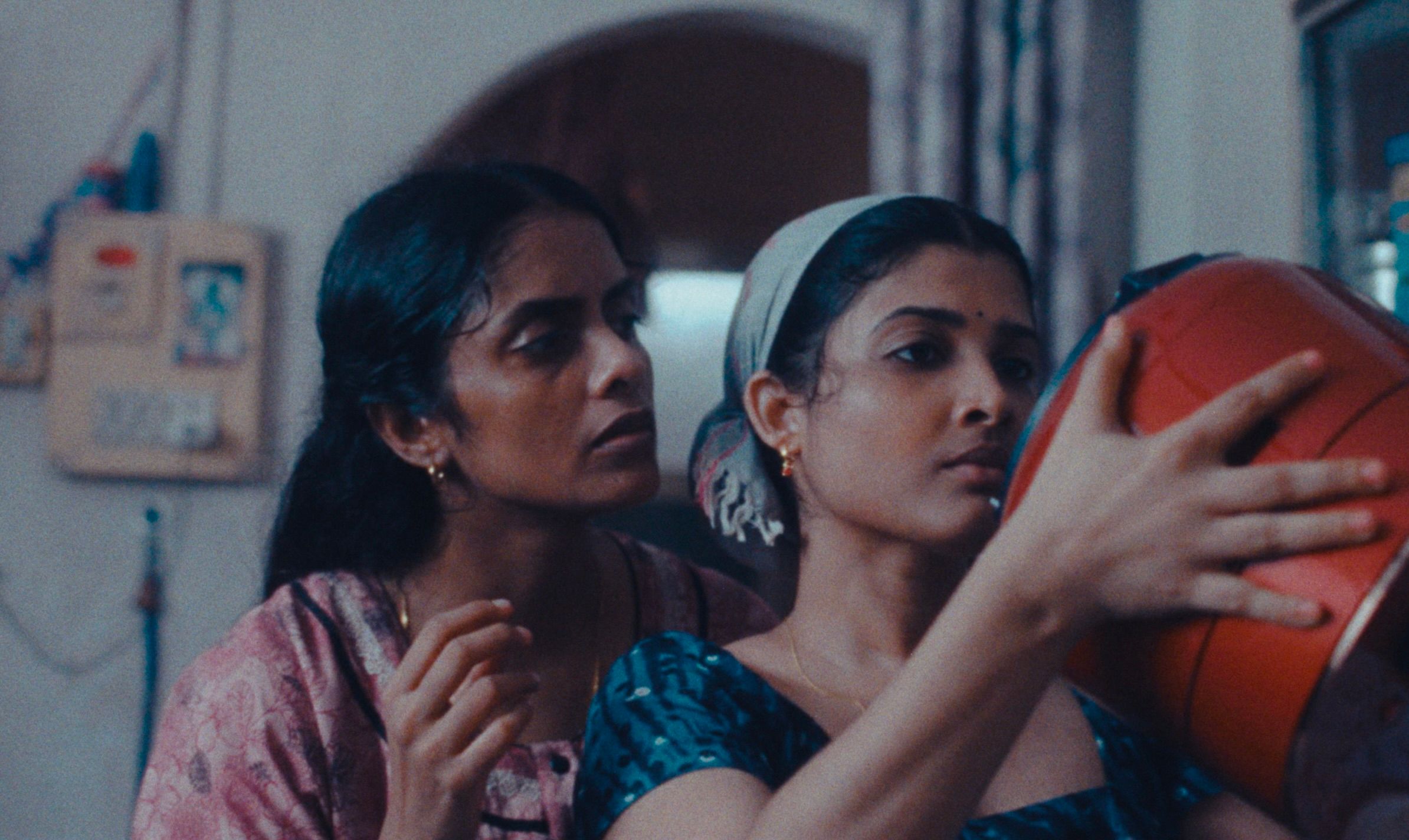 (v.l.) Prabha (KANI KUSRUTI) und Anu (DIVYA PRABHA)