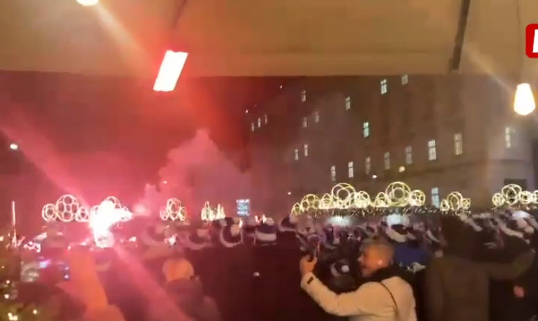 Kopenhagen-Fans zünden Pyrotechnik vor dem Steffl.