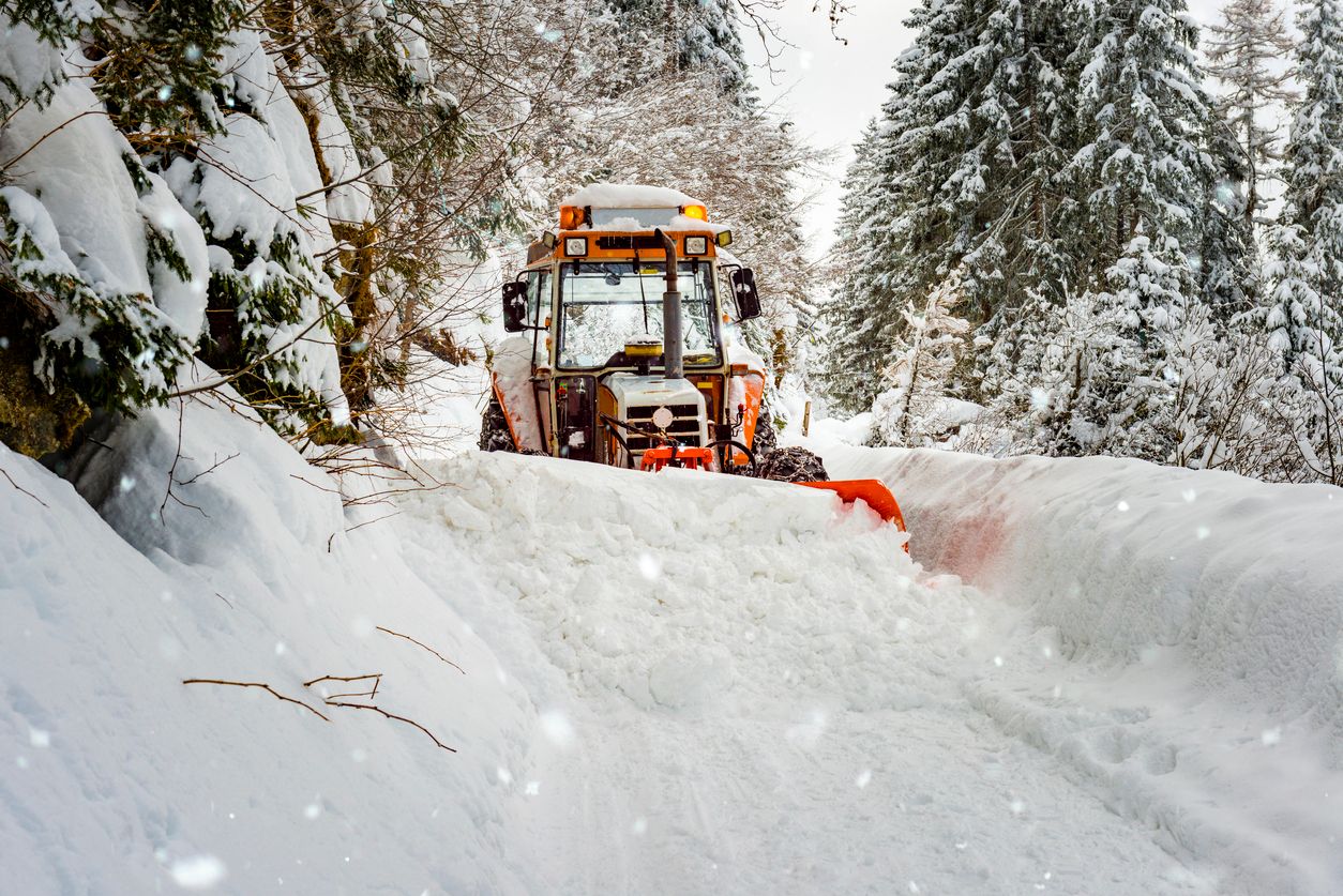 Ein Schneepflug bei der Arbeit. Symbolbild