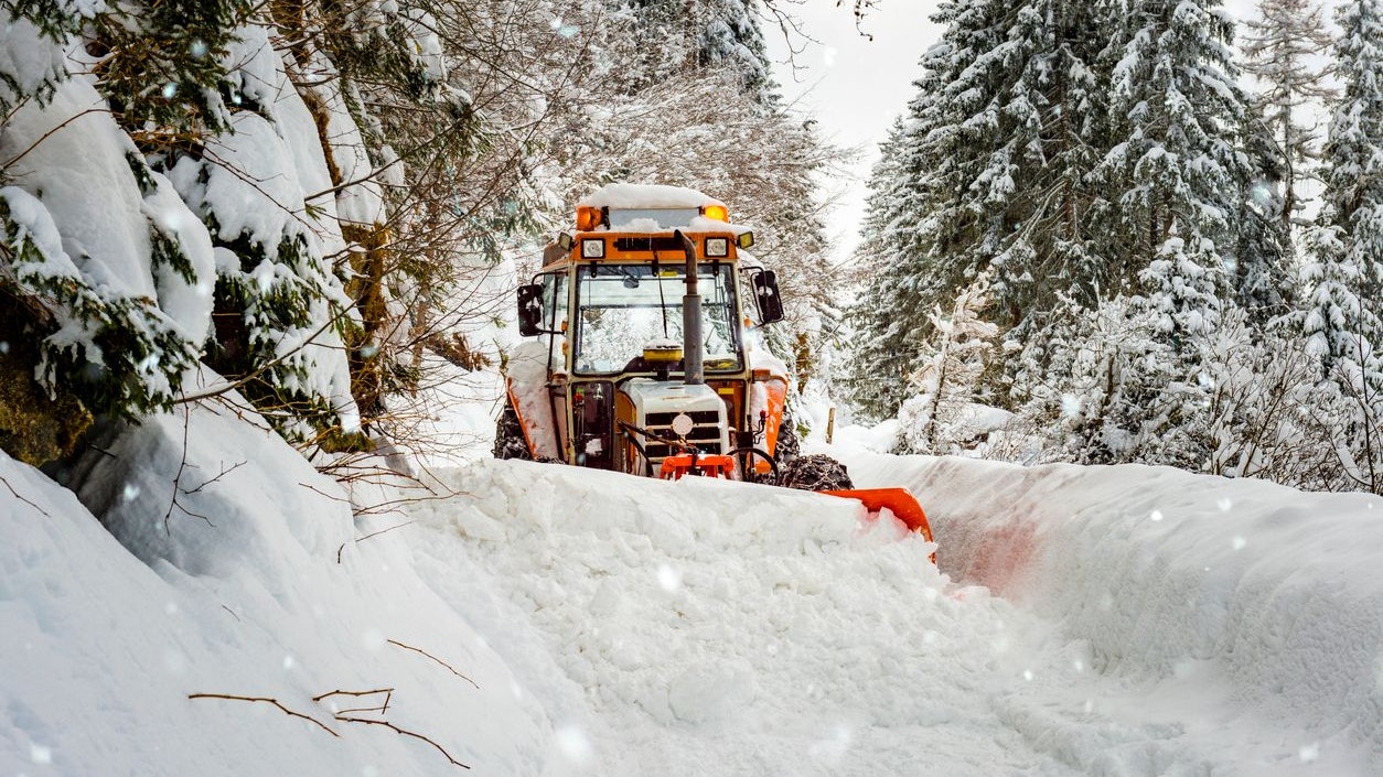 Ein Schneepflug bei der Arbeit. Symbolbild