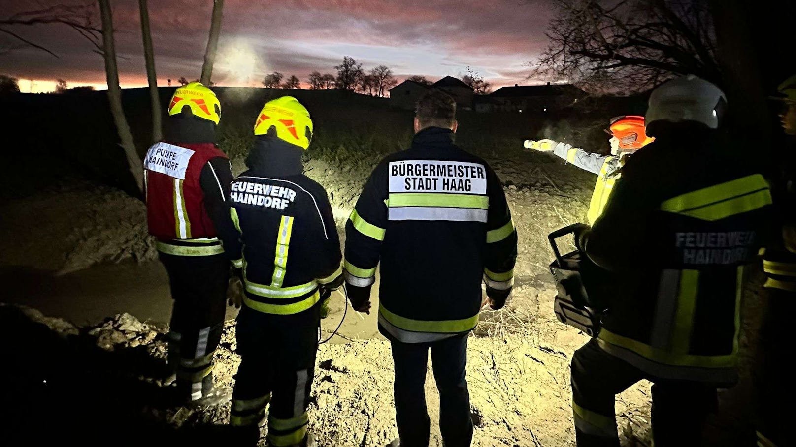 In den frühen Morgenstunden kam es in der Nähe von Haag zu einem schwerwiegenden Vorfall, bei dem eine Gashochdruckleitung gerissen ist.