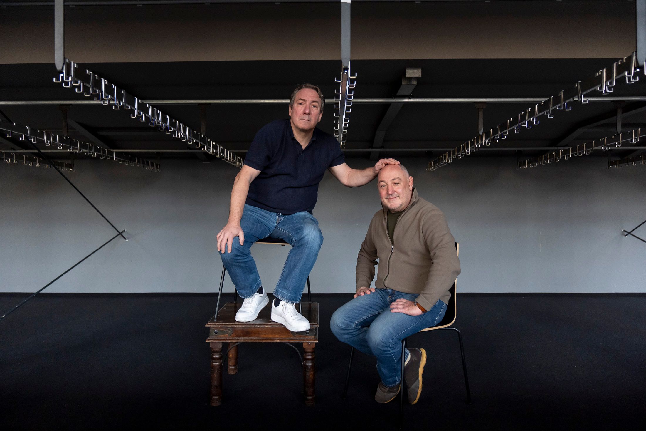 Robert Palfrader und Rudi Roubinek (v.l.) schlüpfen ab 27. Dezember im Globe Wien wieder in ihre Kostüme als Kaiser Robert Heinrich I. und Obersthofmeister Seyffenstein.