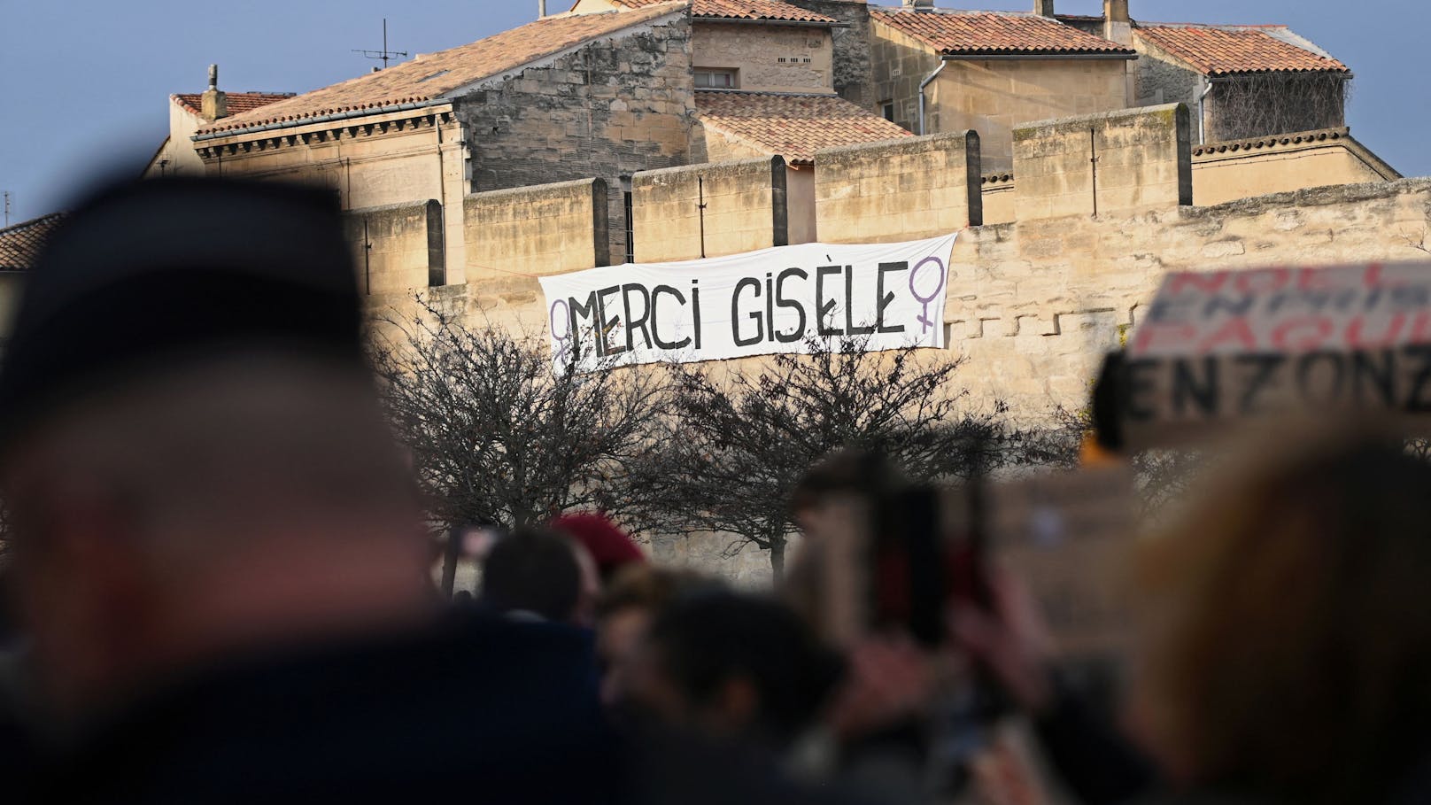 Am Tag der Urteilsverkündung häng ein "Danke, Gisele"-Banner an der Stadtmauer von Avignon.