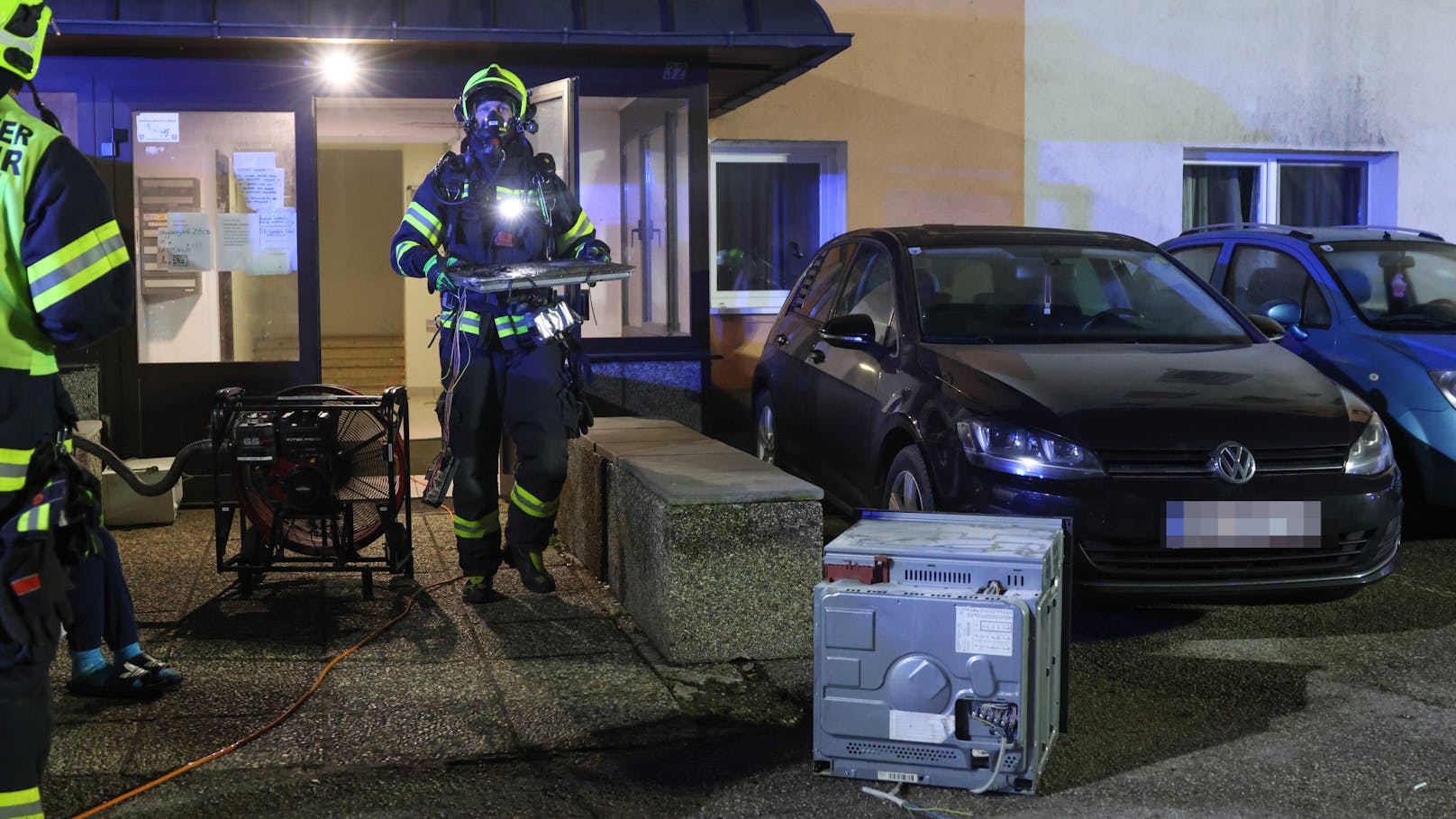 Ein Küchenbrand in einem Mehrparteienwohngebäude in Marchtrenk (Bezirk Wels-Land) hat am späten Mittwochabend für einen Einsatz zweier Feuerwehren gesorgt.