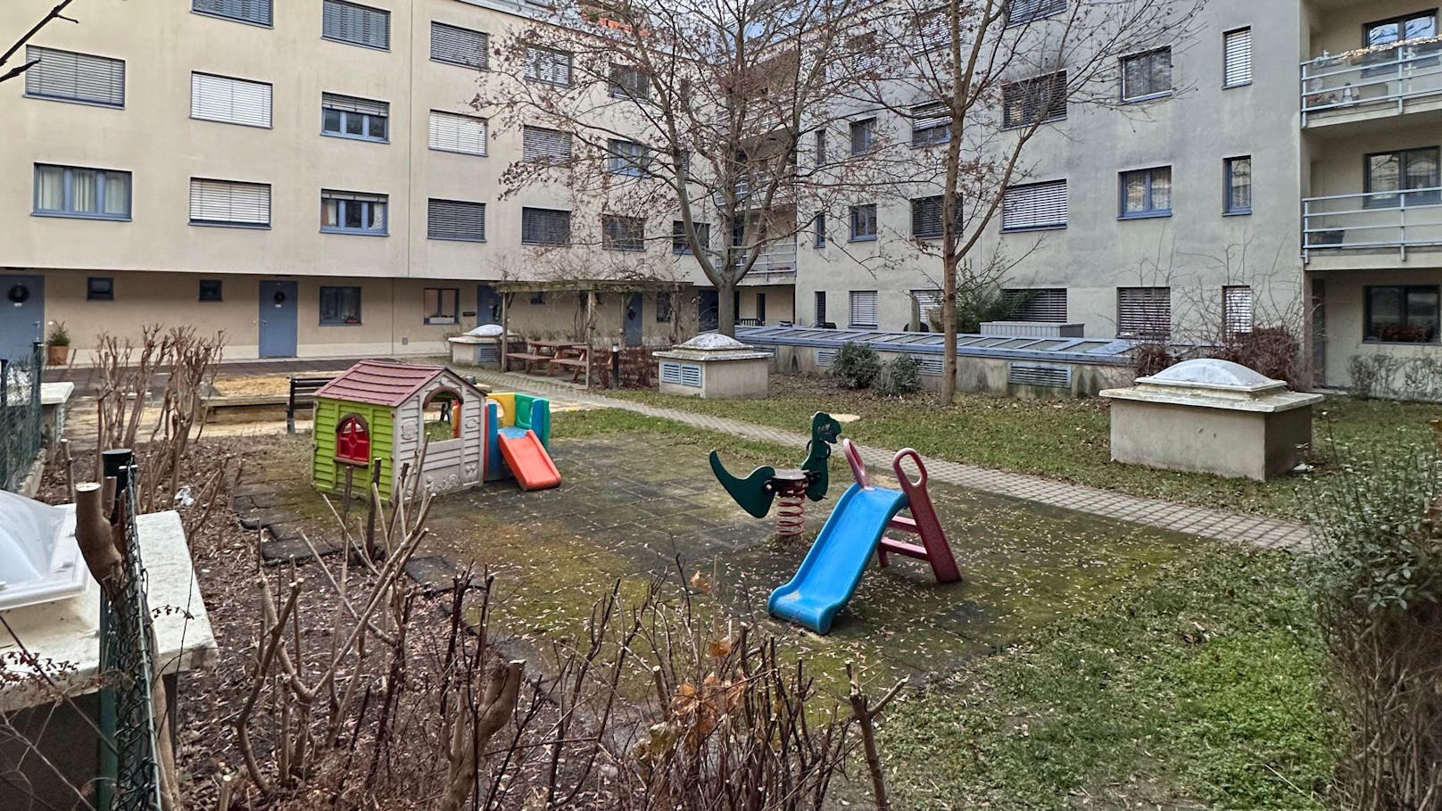 Ömers Kinder dürfen nirgendwo spielen – zumindest, wenn es nach unbekannten Nachbarn geht.