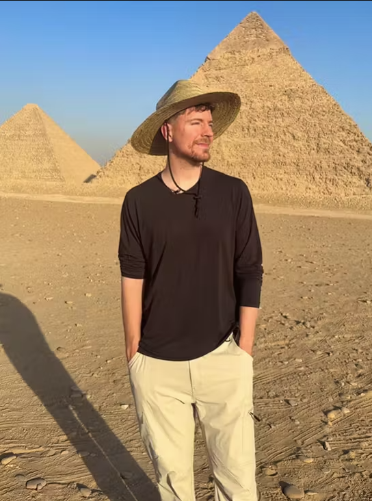 Eigentlich sind die Pyramiden nachts für Besuchende geschlossen. Mr. Beast erhält somit eine Sonderbewilligung für sein Projekt.
